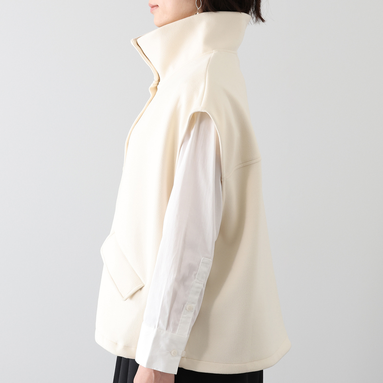 ラ　ヴァーグ　デトワール コーディネイトの バリエーションが広がる プラスオンアイテム スタンドカラー ボリュームベスト