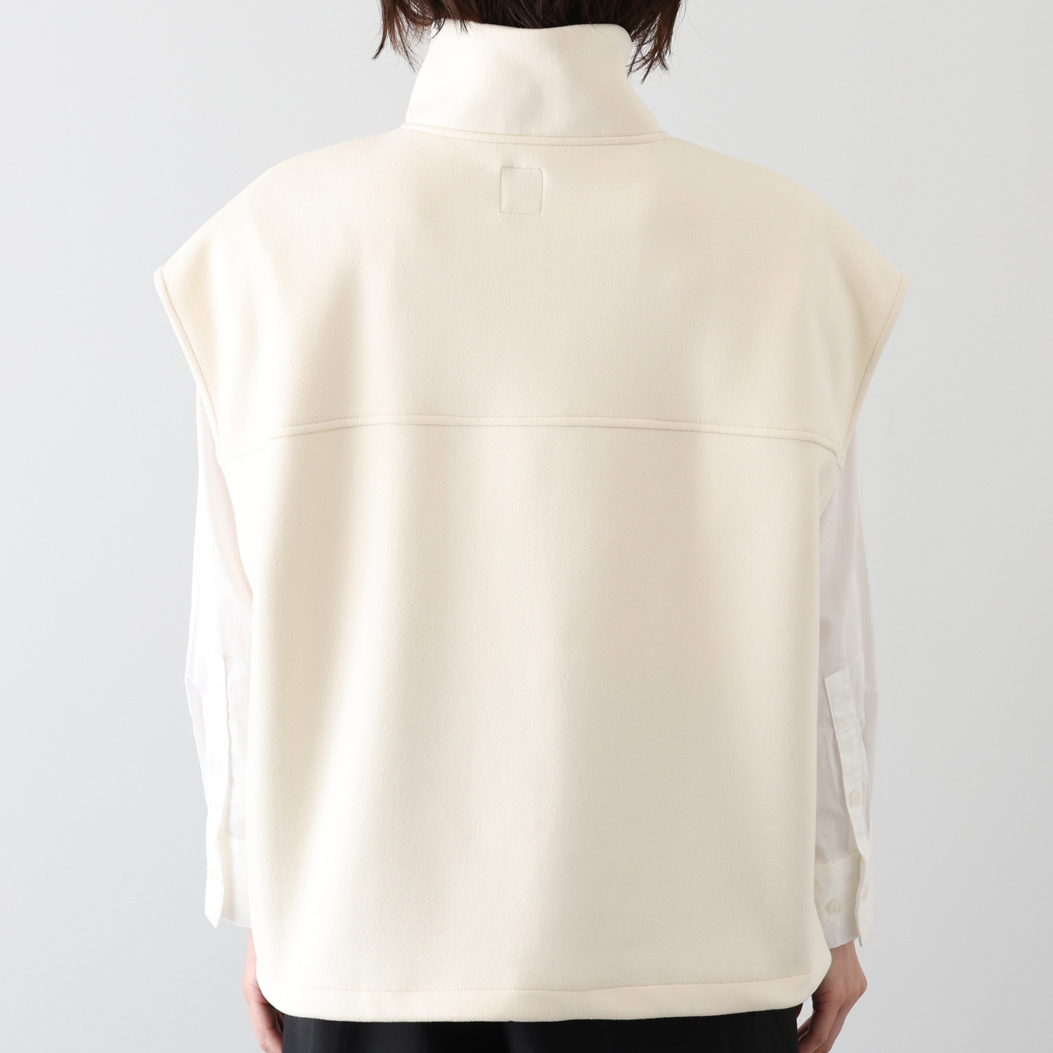 ラ　ヴァーグ　デトワール コーディネイトの バリエーションが広がる プラスオンアイテム スタンドカラー ボリュームベスト