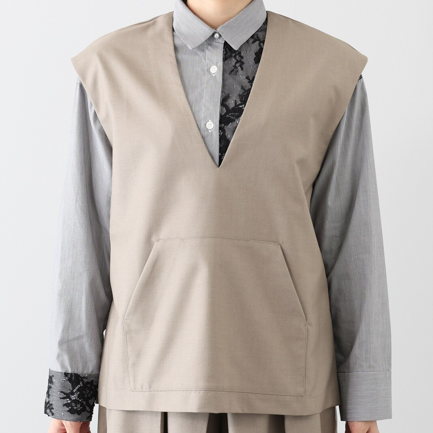 ラ　ヴァーグ　デトワール 人気の素材をリバイバル 軽くて上品 まるでウール見え Ｖネックプルオーバー