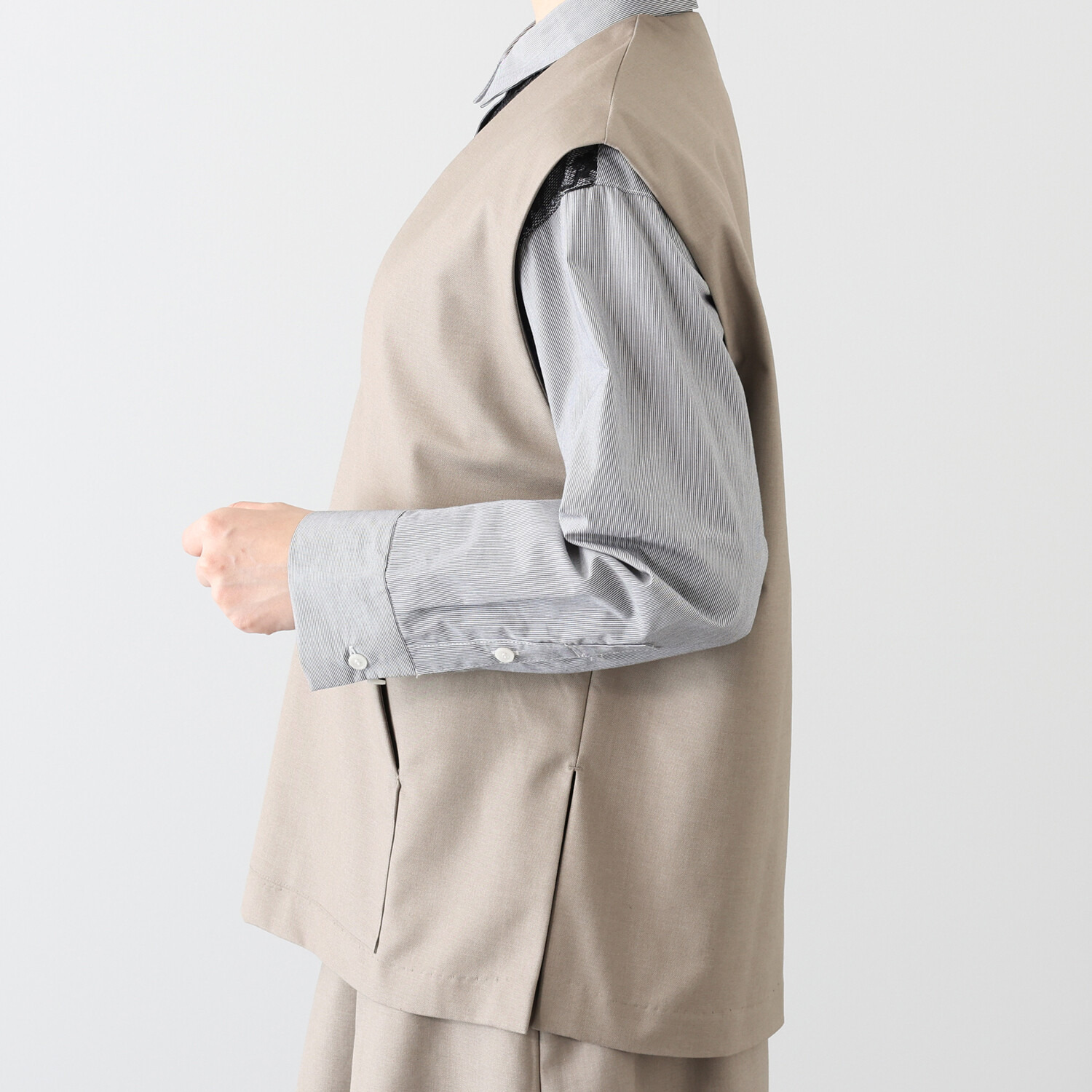 ラ　ヴァーグ　デトワール 人気の素材をリバイバル 軽くて上品 まるでウール見え Ｖネックプルオーバー