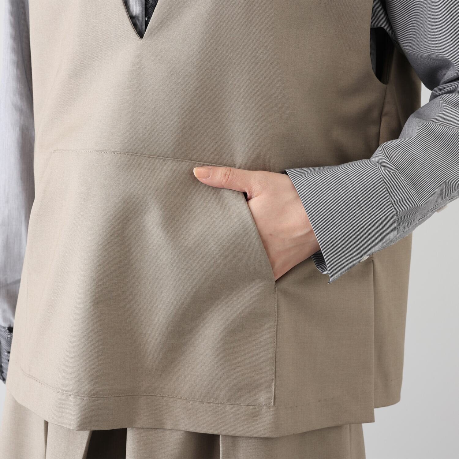 ラ　ヴァーグ　デトワール 人気の素材をリバイバル 軽くて上品 まるでウール見え Ｖネックプルオーバー