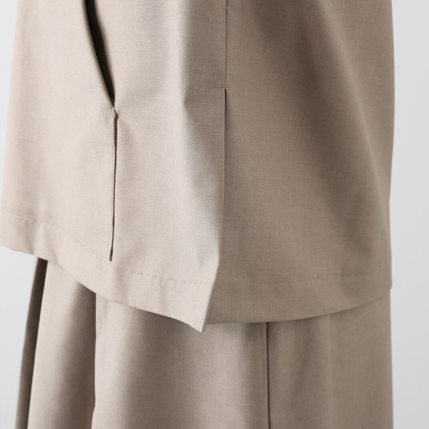 ラ　ヴァーグ　デトワール 人気の素材をリバイバル 軽くて上品 まるでウール見え Ｖネックプルオーバー