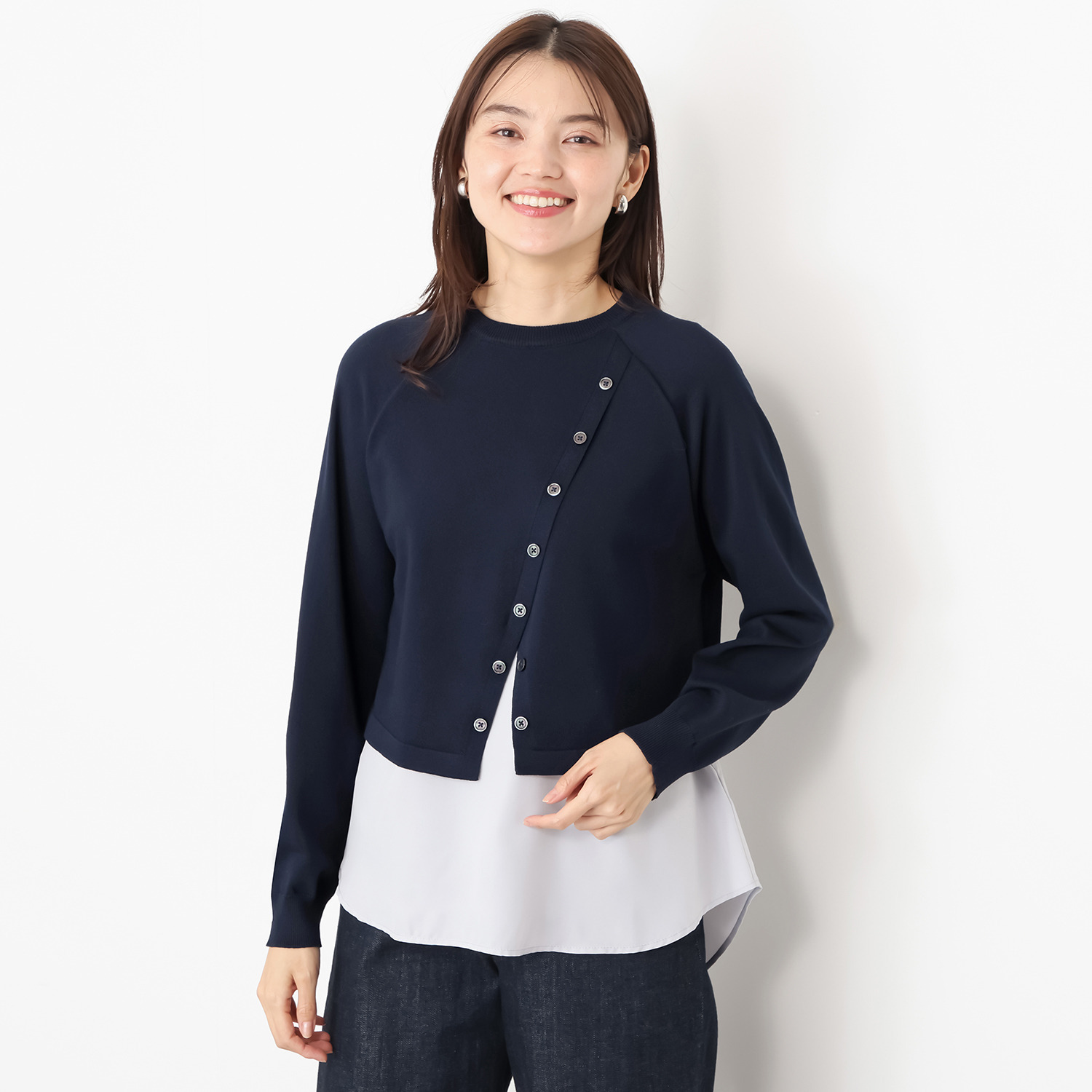 マイジュジュ 一枚で決まる！ シャツテイルレイヤード 飾りボタンアクセント ニットプルオーバー