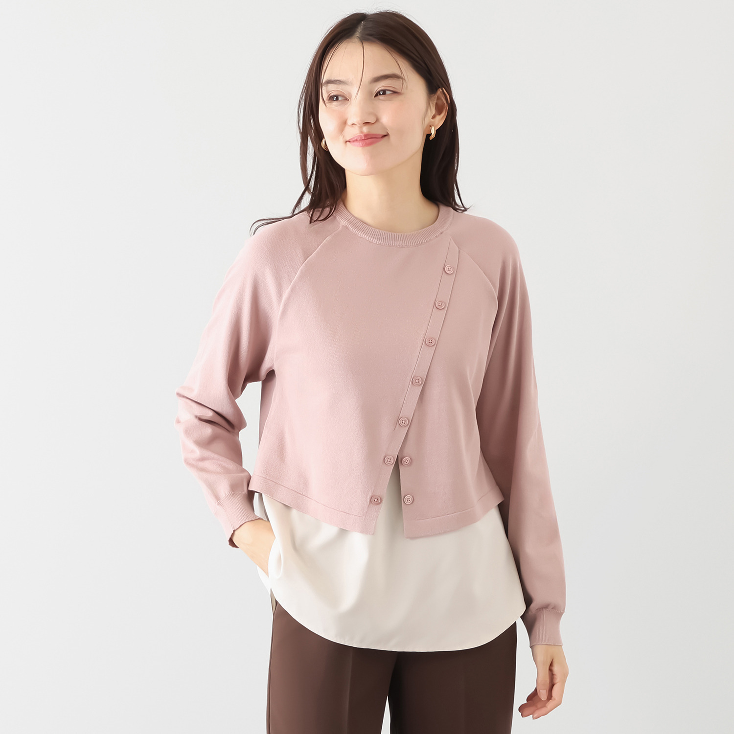 マイジュジュ 一枚で決まる！ シャツテイルレイヤード 飾りボタンアクセント ニットプルオーバー