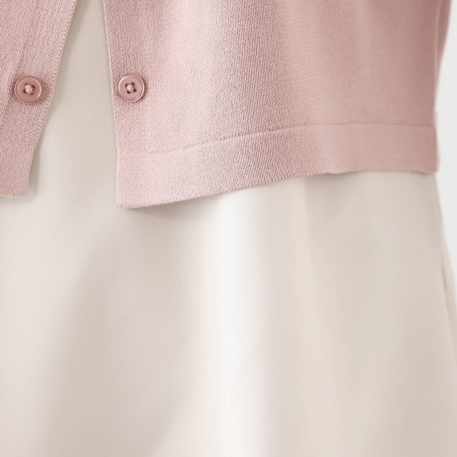 マイジュジュ 一枚で決まる！ シャツテイルレイヤード 飾りボタンアクセント ニットプルオーバー