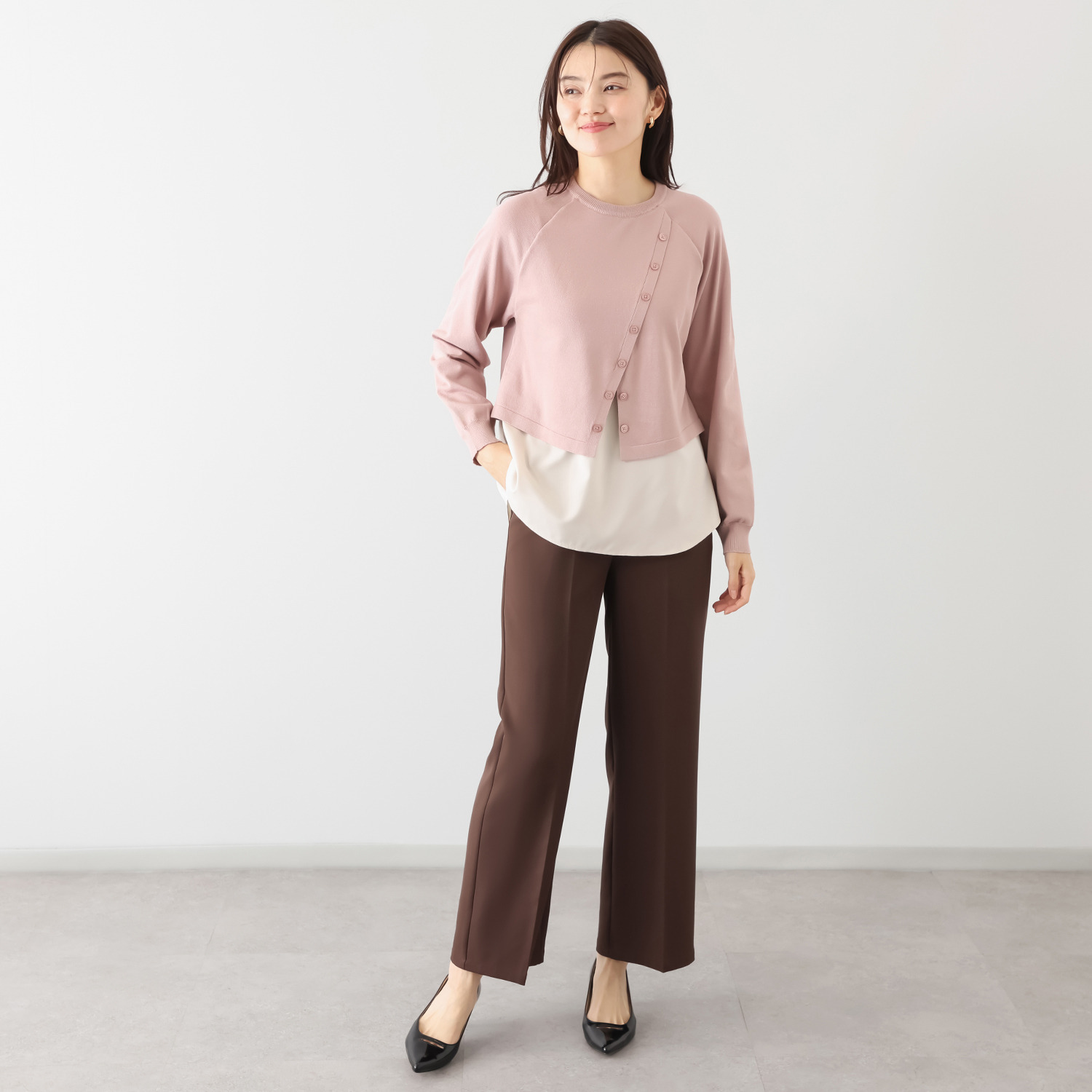 マイジュジュ 一枚で決まる！ シャツテイルレイヤード 飾りボタンアクセント ニットプルオーバー