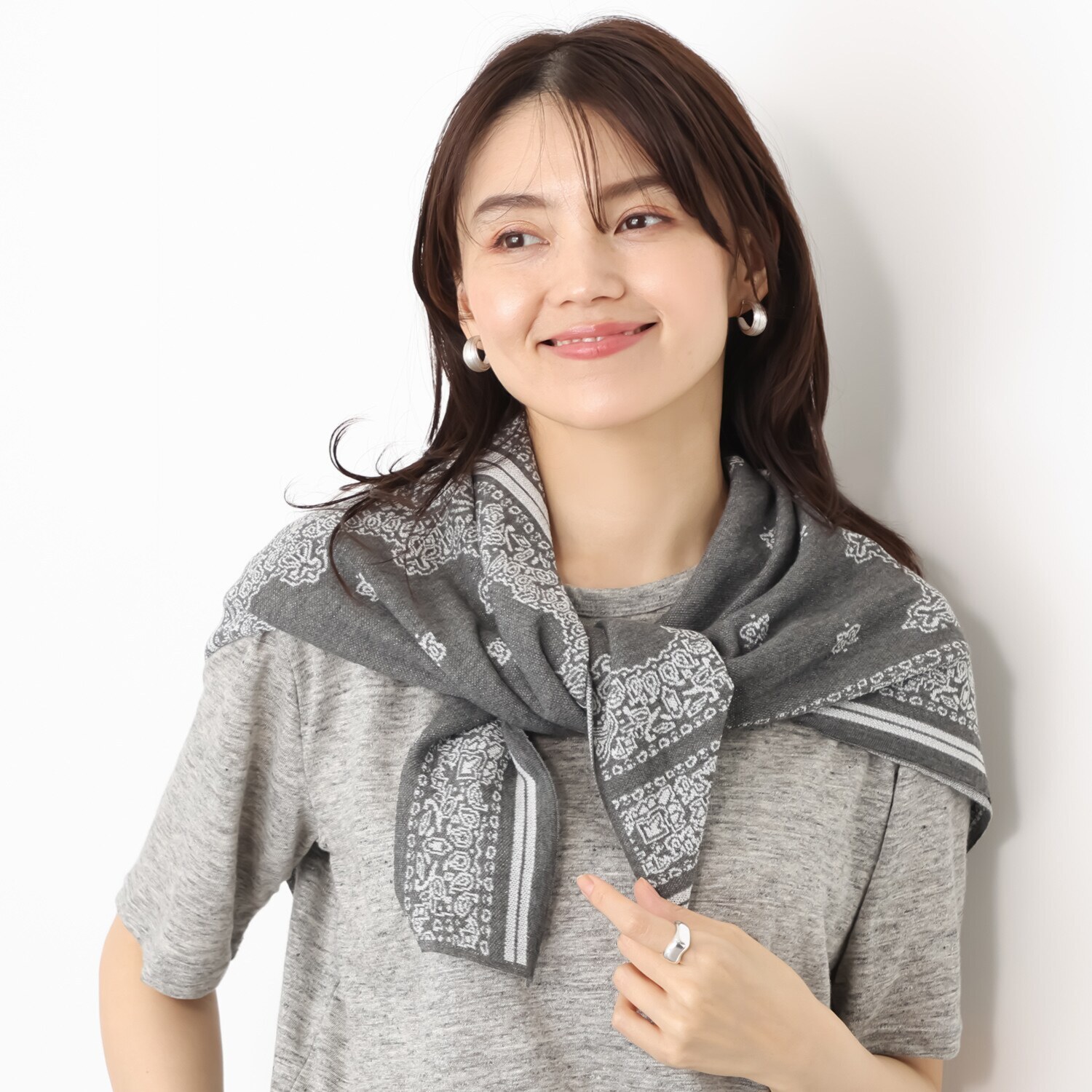 亀　恭子セレクト！ マルティジャーニ 日本製 ラメ入りバンダナ柄 ジャガード編 大判ニットストール