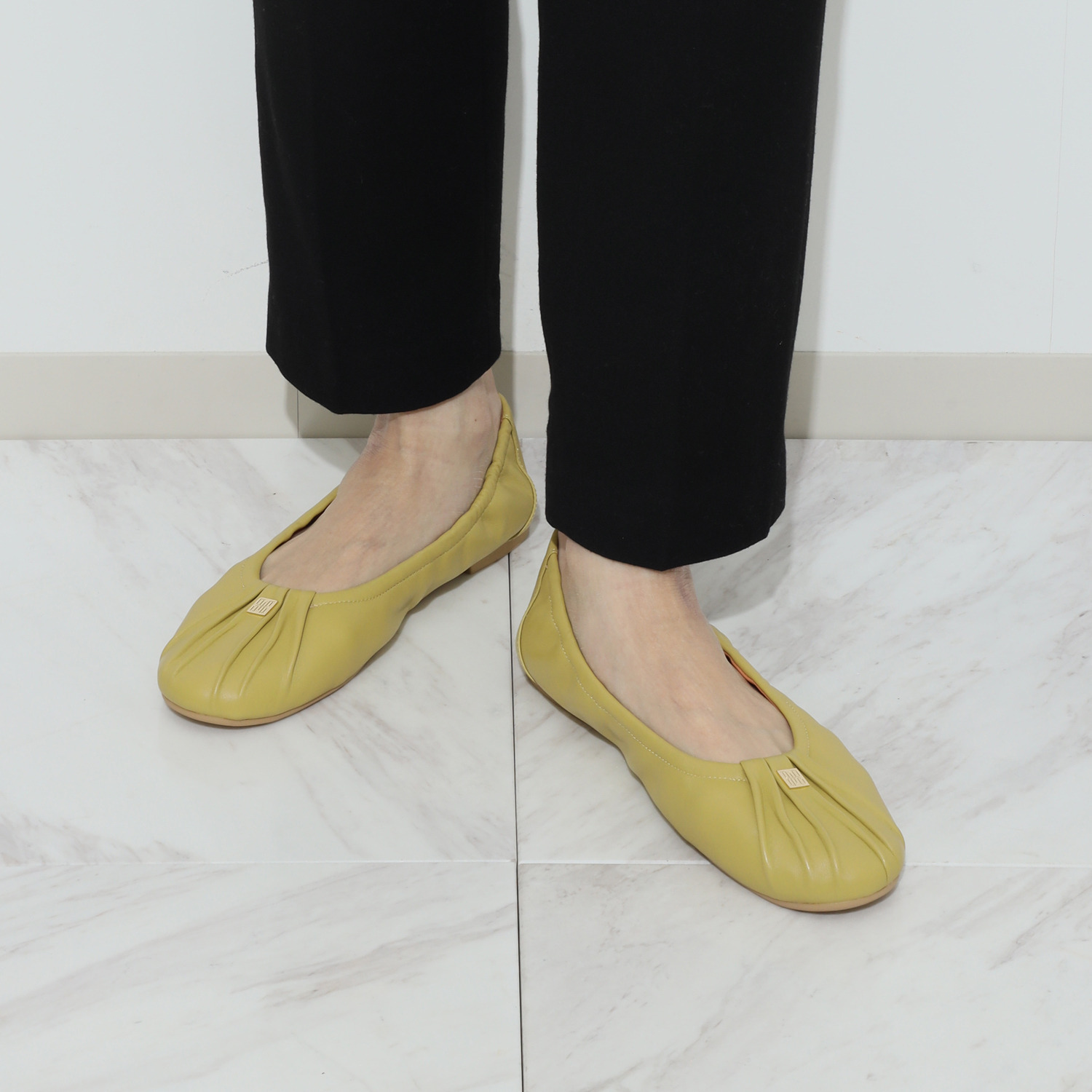 卑弥呼 シープレザー メタルロゴ ギャザーパンプス