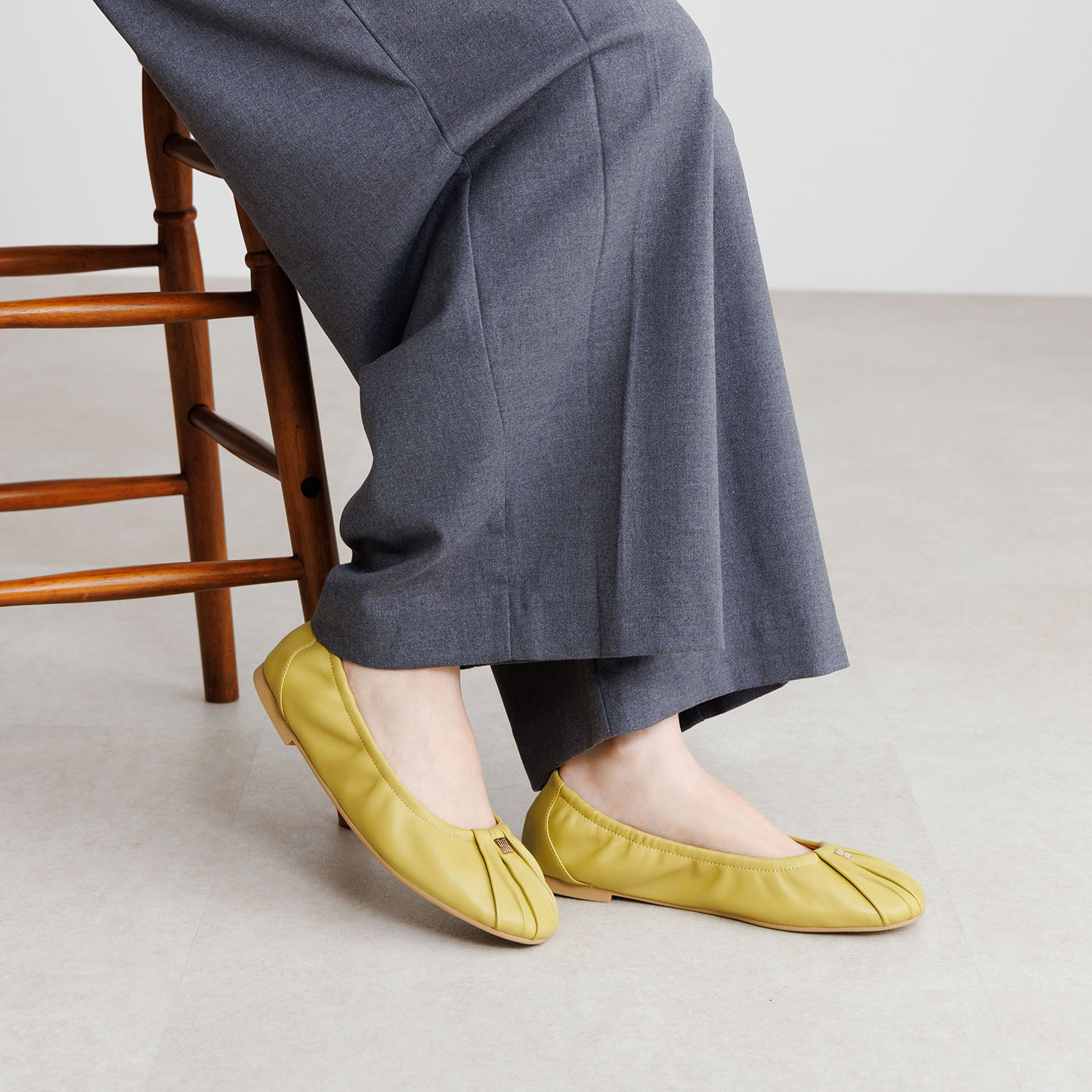 卑弥呼 シープレザー メタルロゴ ギャザーパンプス