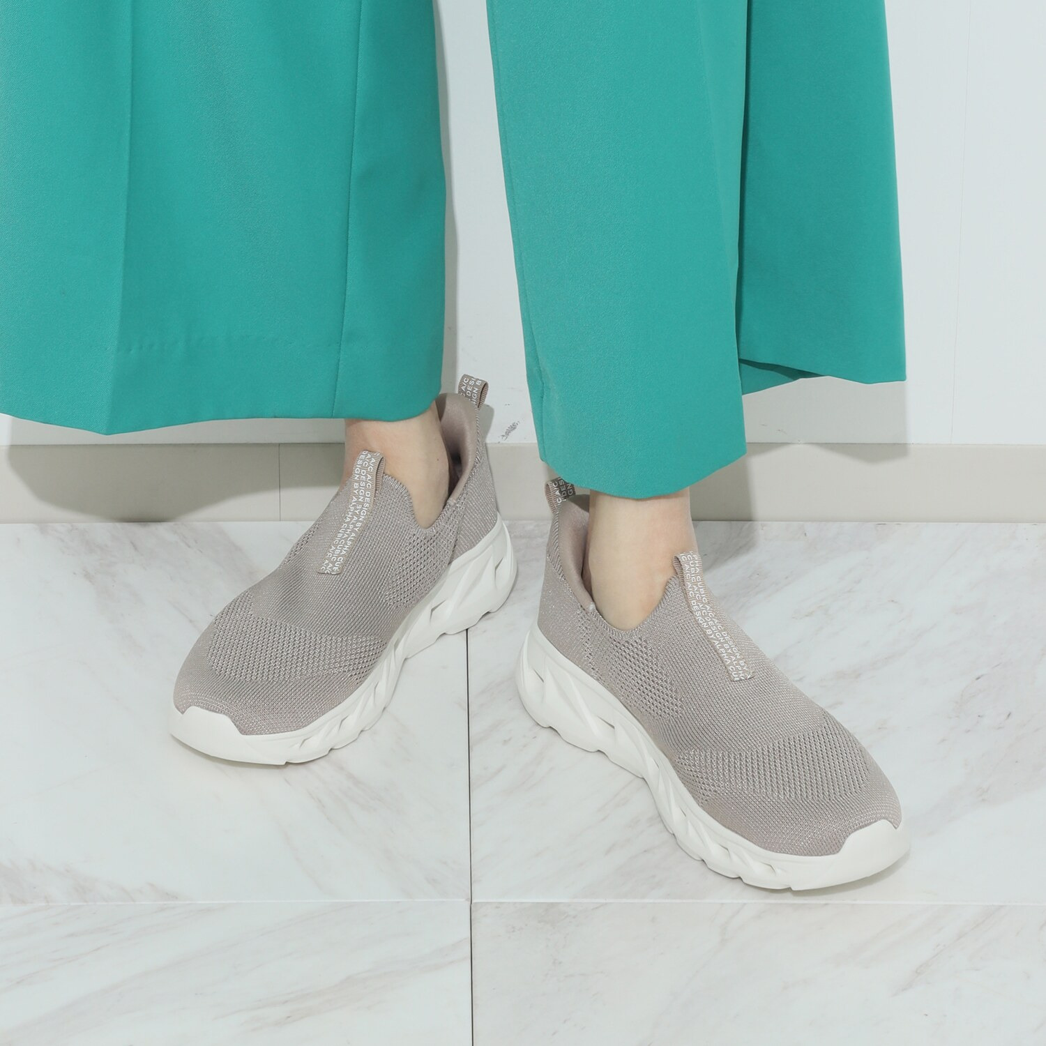 アルファキュービック ラクに履けて快適 足裏から空気が通る 軽量ニットスリッポン