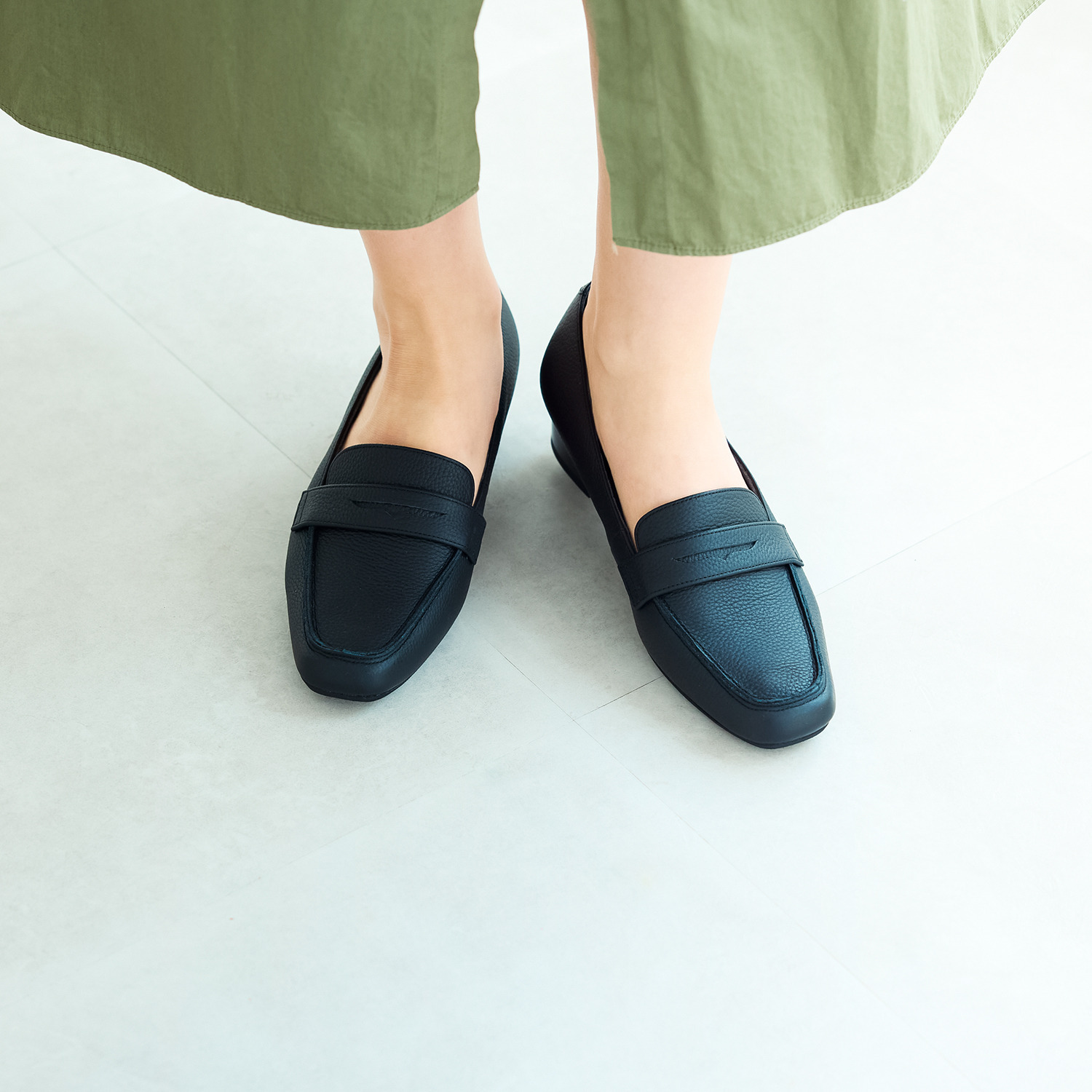 シェルシェエトワール メイドイン東京 はっ水牛革柔らか仕立て あか抜け３ｃｍヒール モカシンシューズ