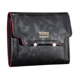 ユフ お守り付 パールビジュウアクセント 牛革エナメル 二つ折りウォレット