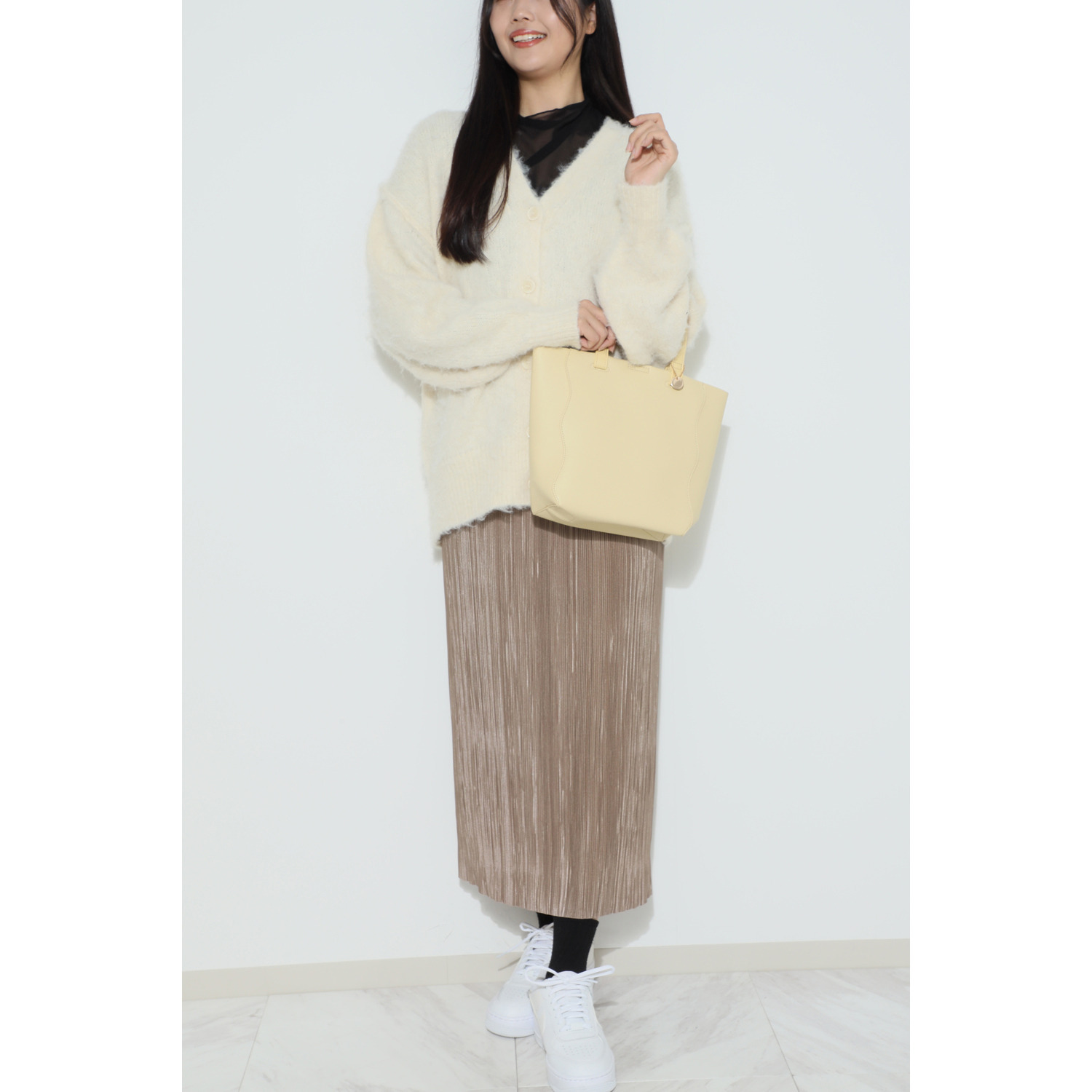 ラルジュ フェイクレザー チャーム付 波カットトートバッグ