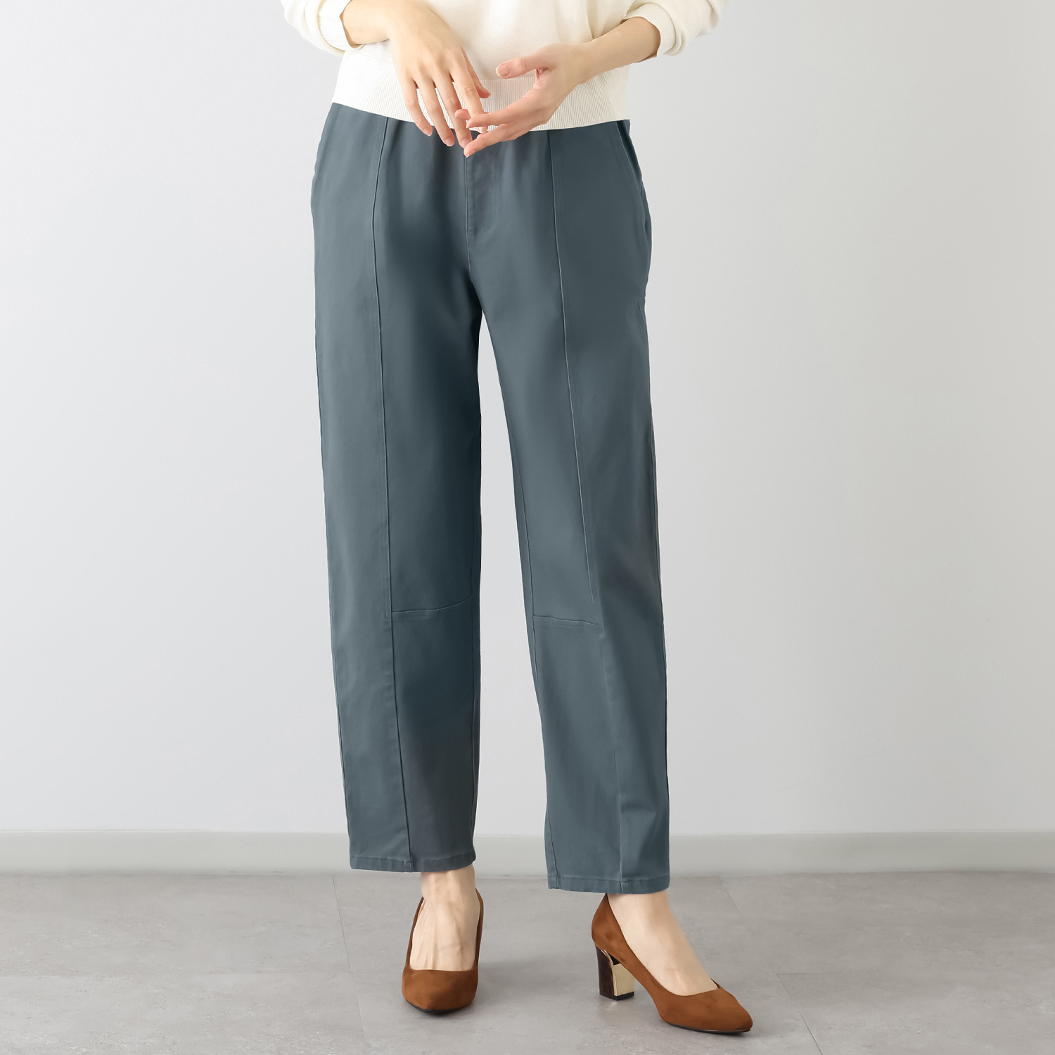 アトリエール ロールアップもオシャレな パウダリータッチ コットン混 テーパードパンツ