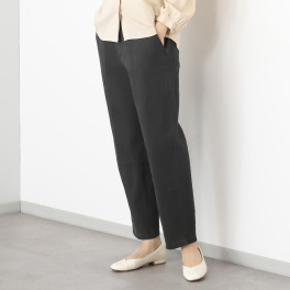 アトリエール ロールアップもオシャレな パウダリータッチ コットン混 テーパードパンツ