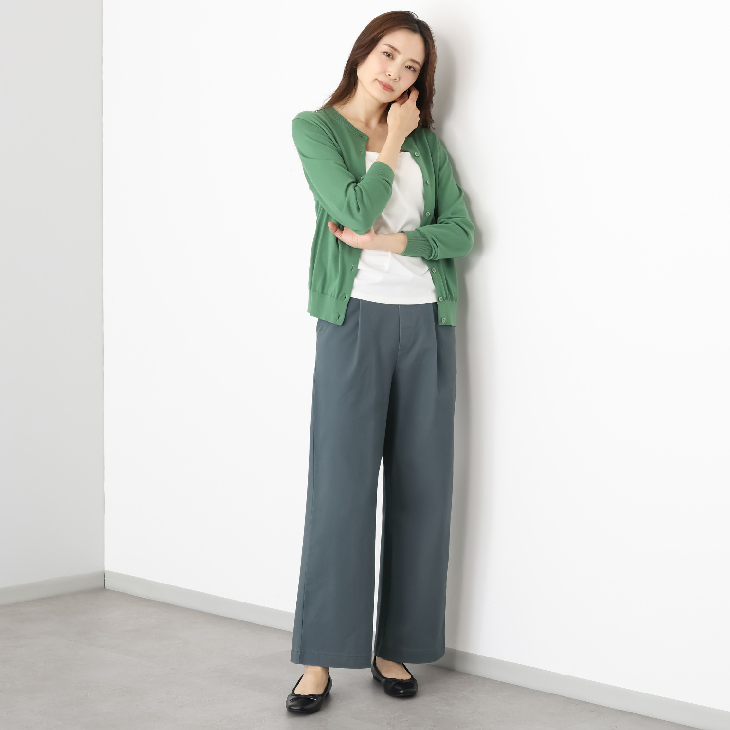 アトリエール パウダリータッチ コットン混 タックセミワイドパンツ