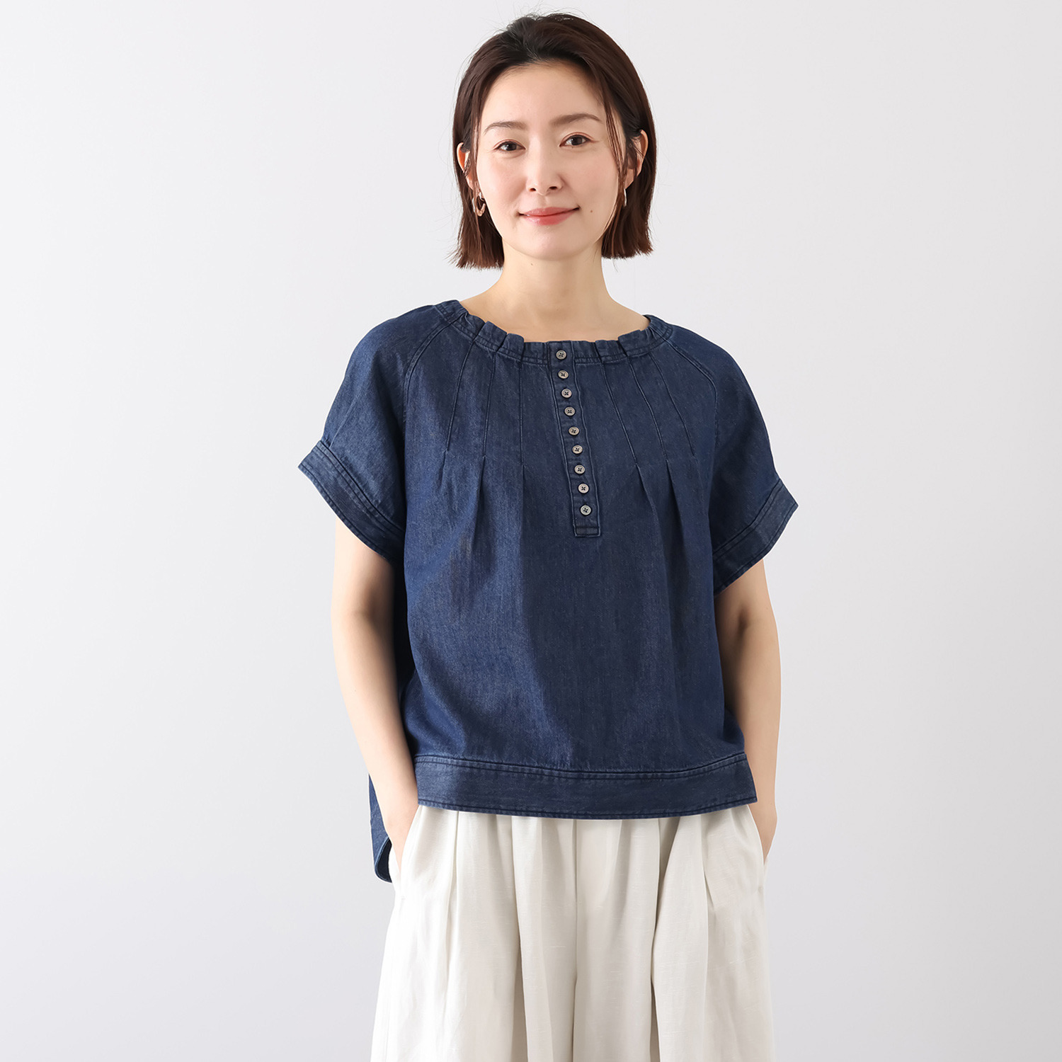 オルテンジア 洗練カジュアルで 日常もお出かけも映える デニムタックブラウス