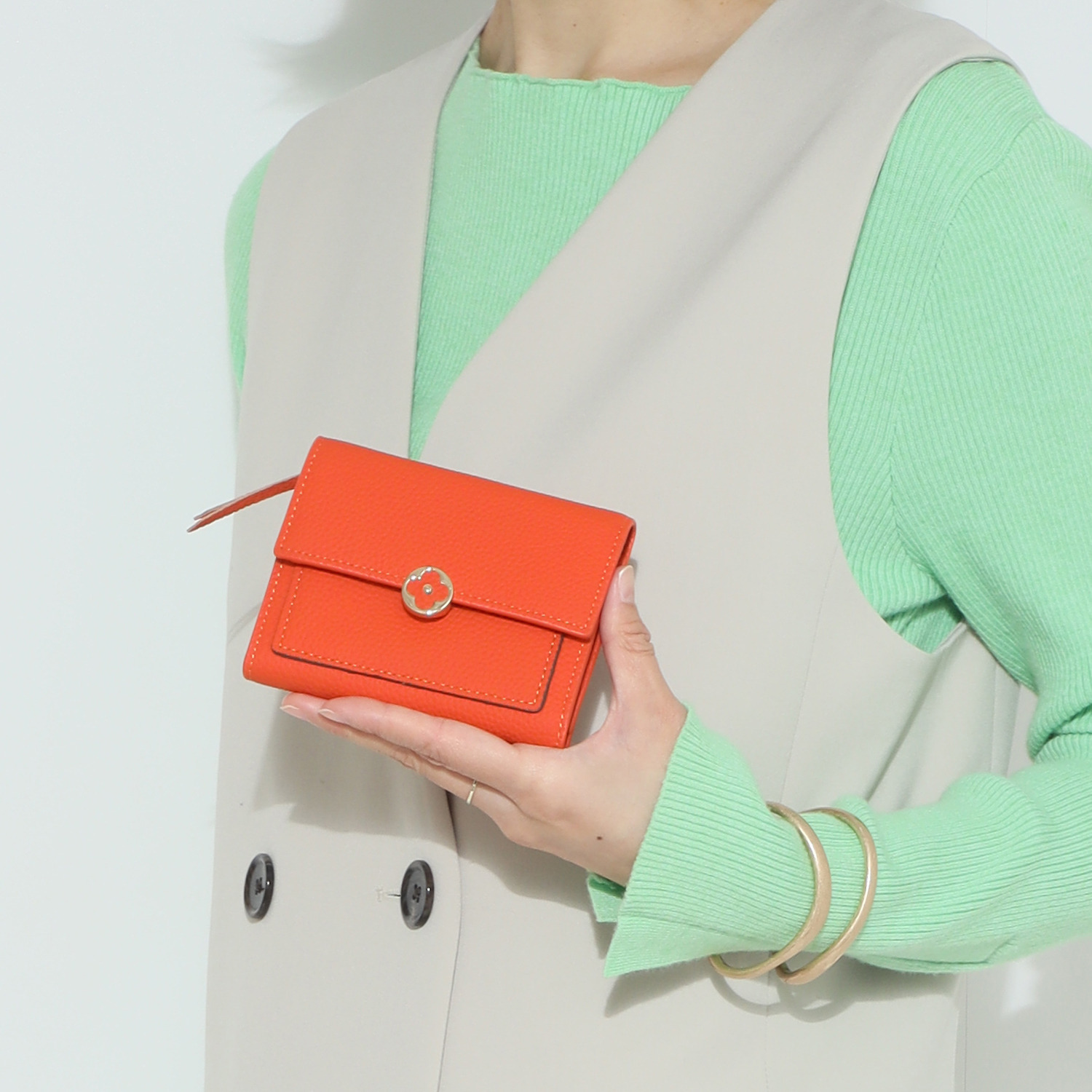 モーヴ 牛革 花モティーフボタン 三つ折り財布