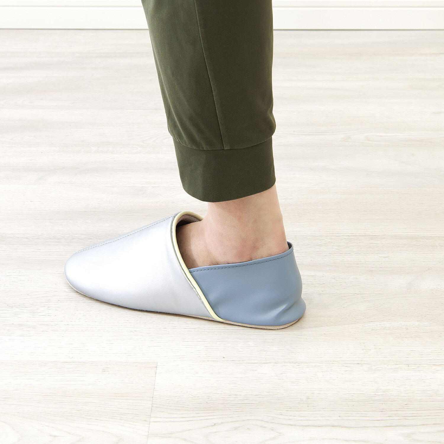 いざというとき！ 底面の特殊シートで 足元を守る ＣＯＧＩＴ　防災 “足まもりっぱ＋” ２色セット