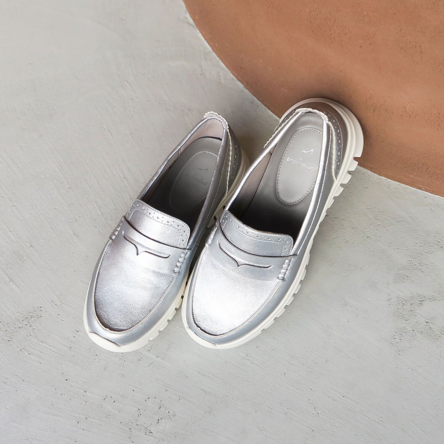 エンチャンテッド 防水　はっ水 晴雨兼用！ スニーカー感覚の 軽量コインローファー