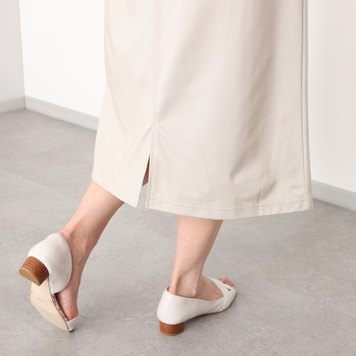 シロヤイチガントウキョウ ベルガモ ツイル ラップ風スカート