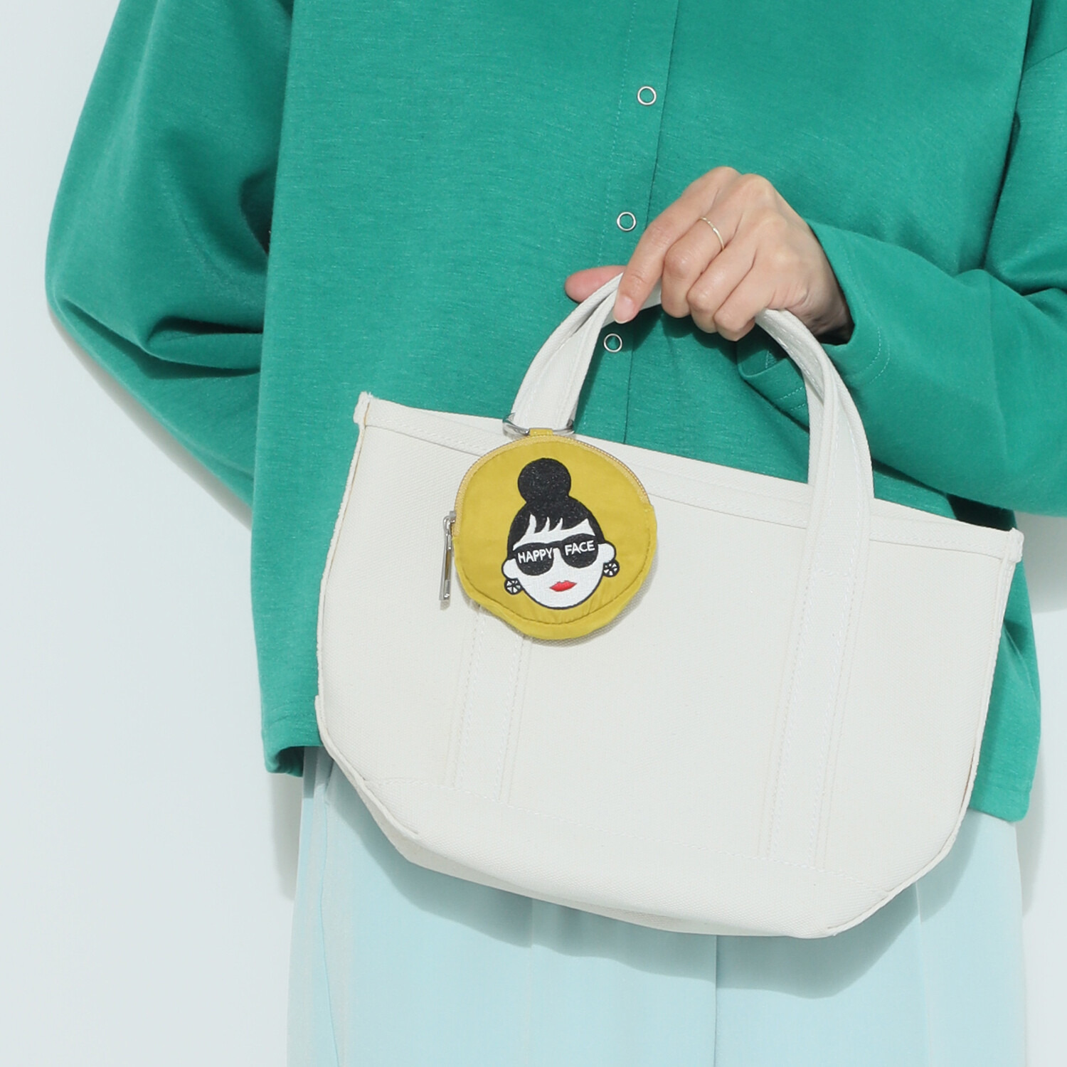 ハッピーフェイス レディーエマ刺しゅう 丸ポーチ