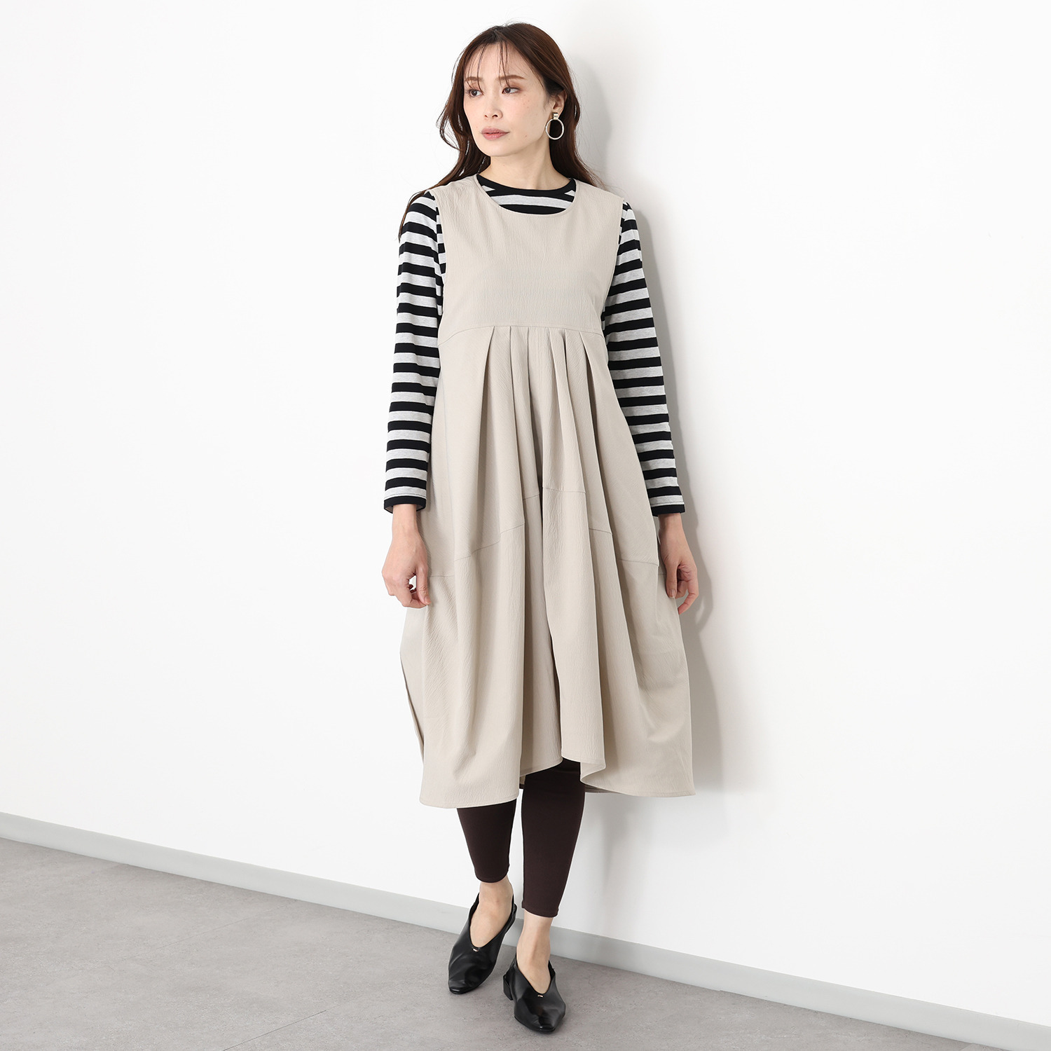 ヒロコ　デシネール シボ感のあるしなやか素材 タックドレープが流れる バレルシルエット ジャンドレワンピース