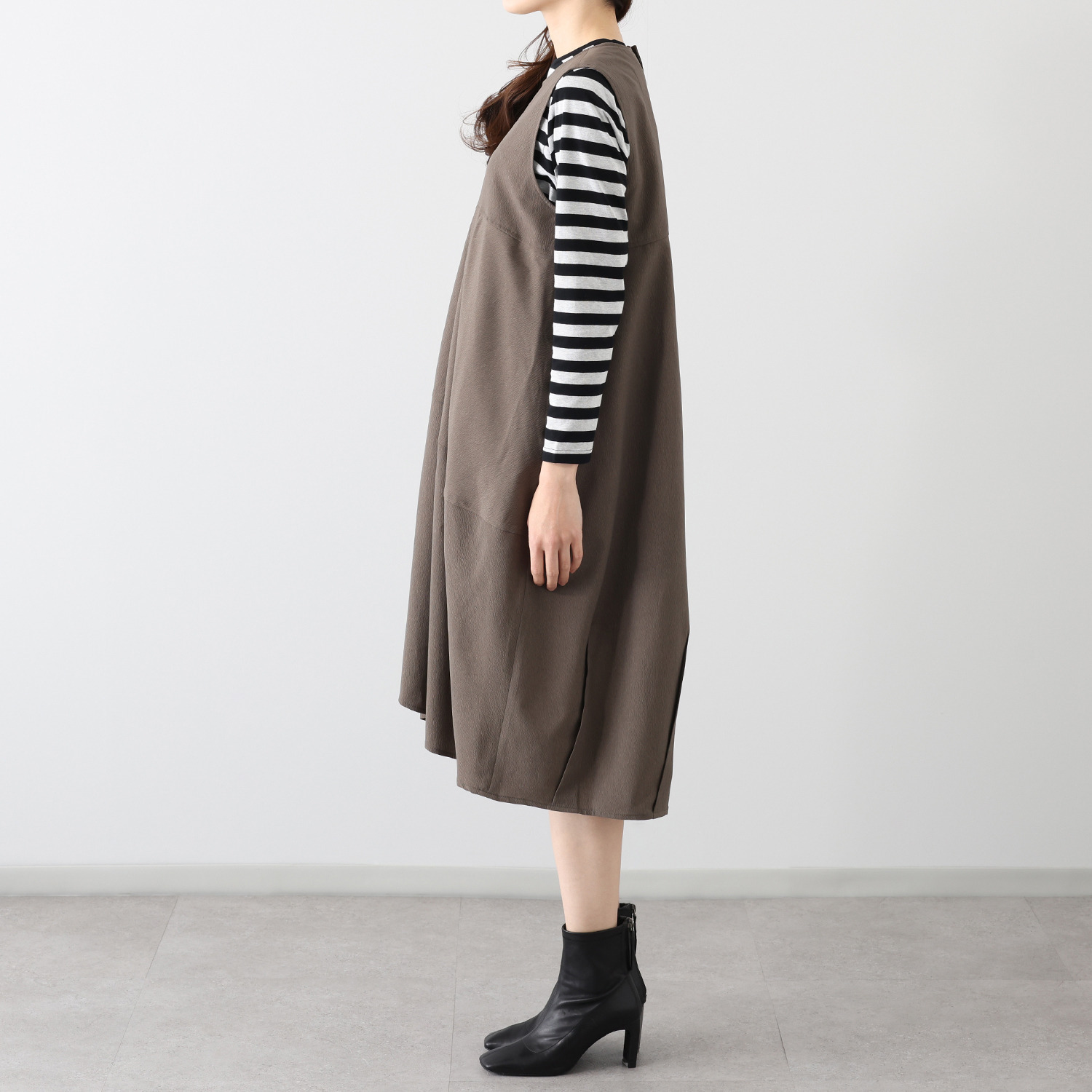 ヒロコ　デシネール シボ感のあるしなやか素材 タックドレープが流れる バレルシルエット ジャンドレワンピース