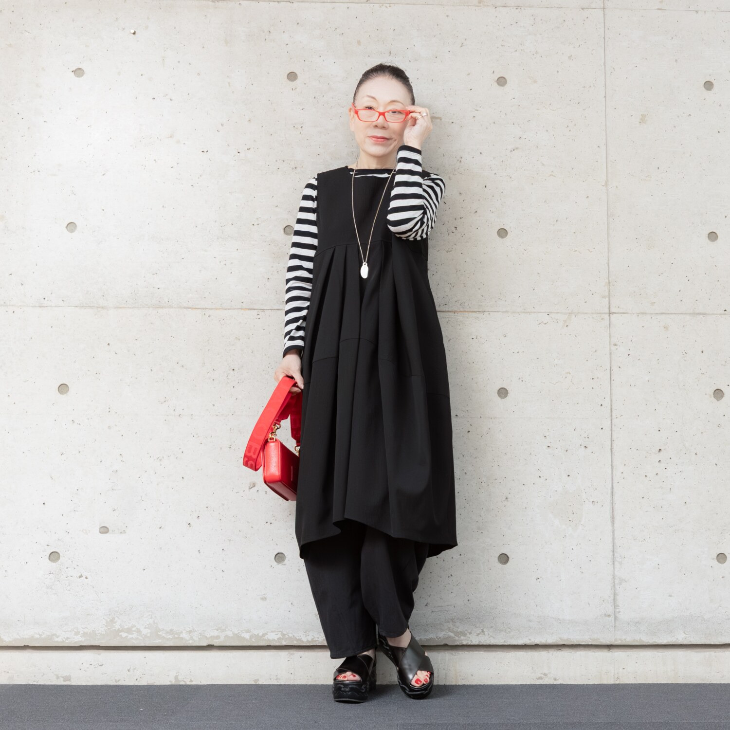 ヒロコ　デシネール シボ感のあるしなやか素材 タックドレープが流れる バレルシルエット ジャンドレワンピース