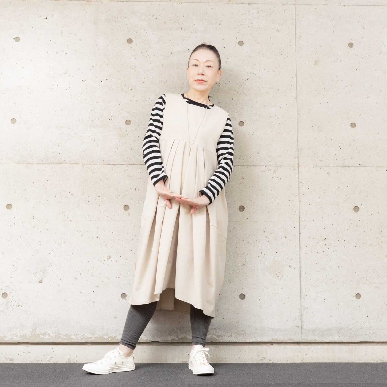 ヒロコ　デシネール シボ感のあるしなやか素材 タックドレープが流れる バレルシルエット ジャンドレワンピース