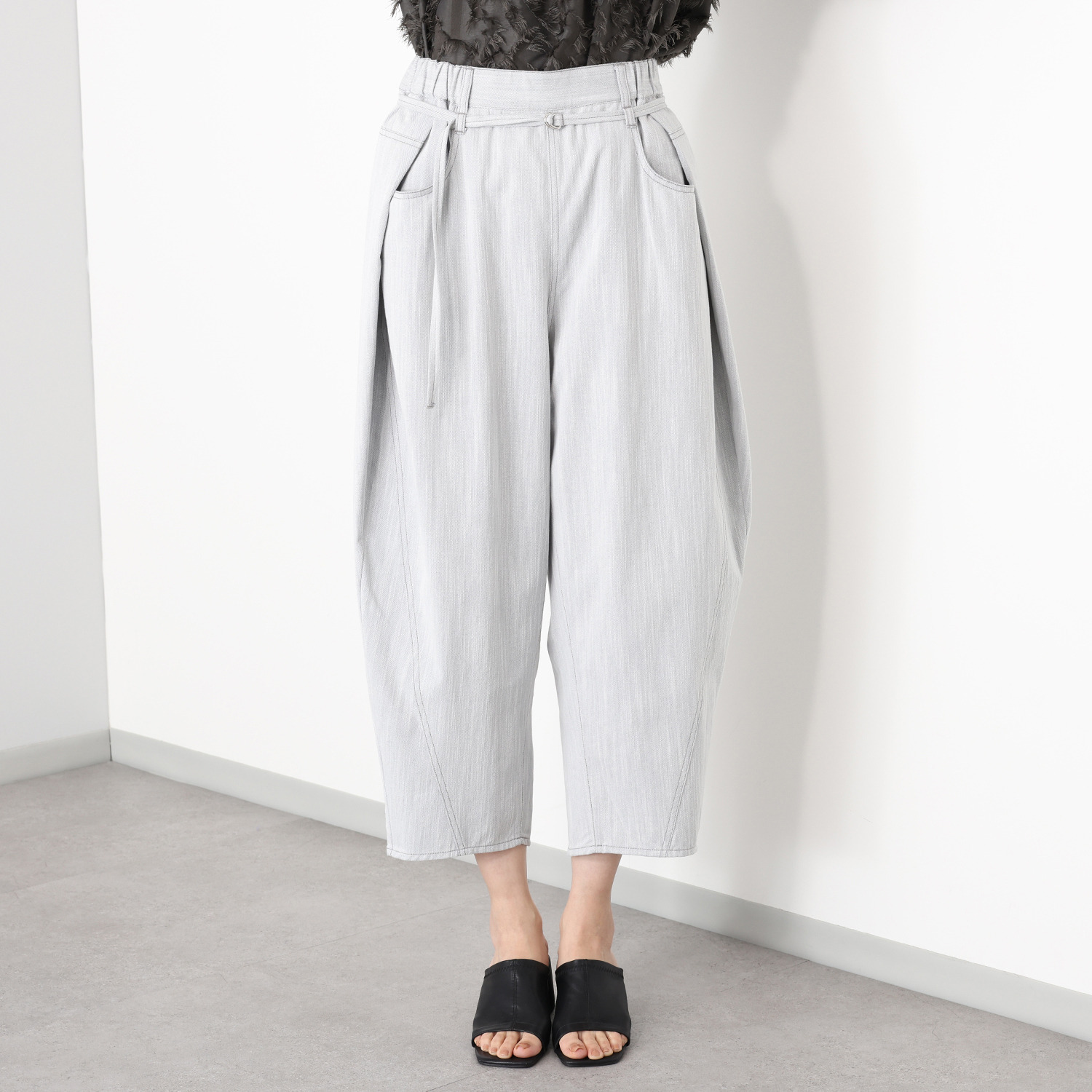 ヒロコ　デシネール ニュースラブデニム 脇タックデザイン ちょこっとモードな バレルシルエットパンツ