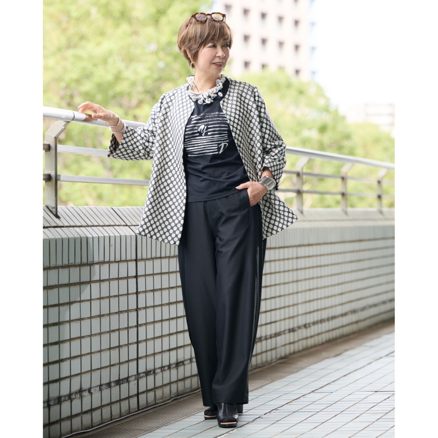 ウノ・ウノ・ドゥーエ 大人の上品カジュアル ステッチアクセント デニム調パンツ