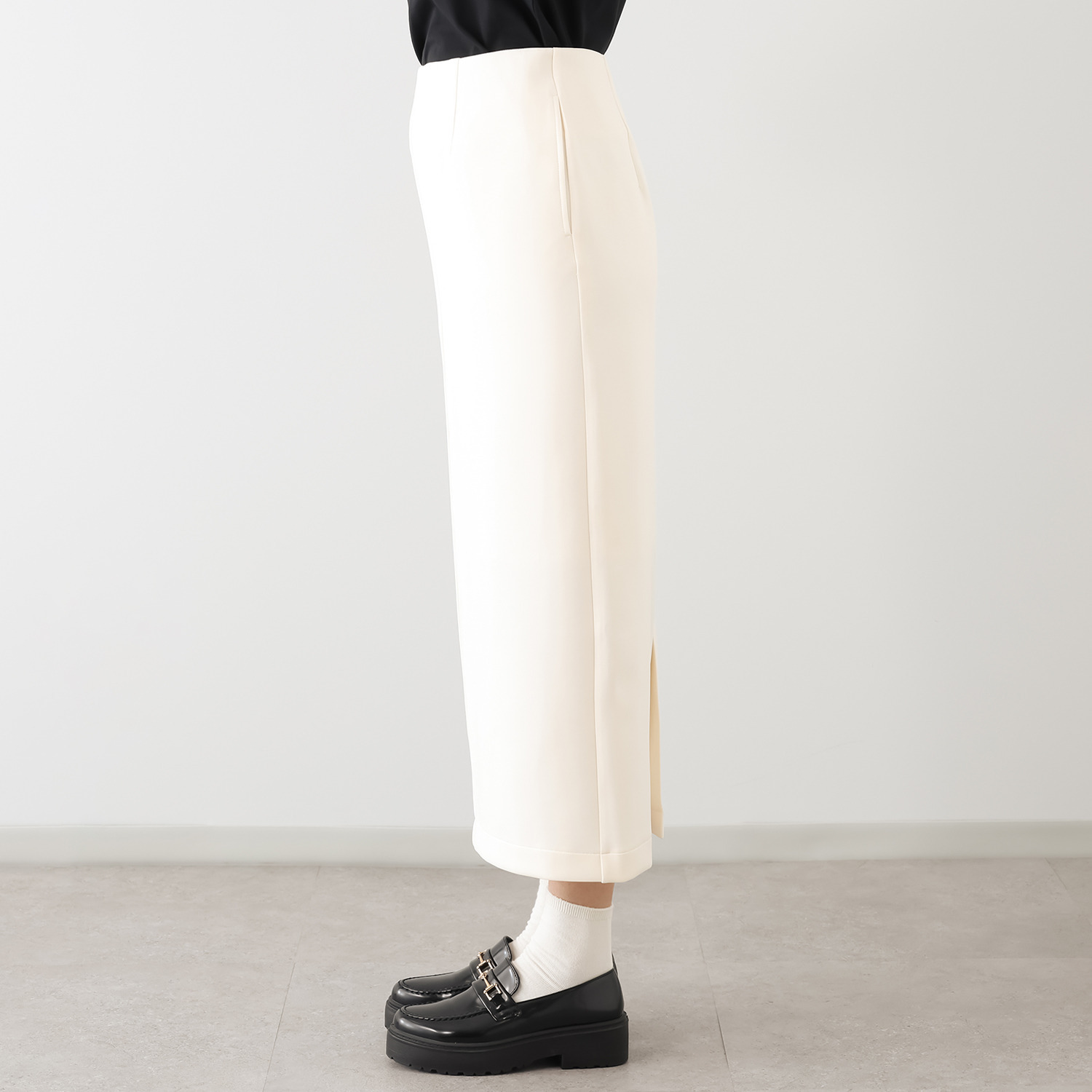 ウノ・ウノ・ドゥーエ 柔らかフィット きれい見えダンボール素材 美ラインスカート