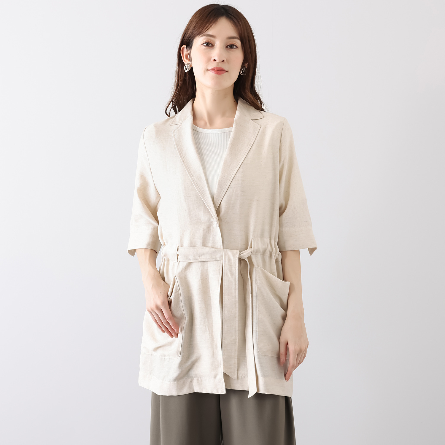 ヤエアジュテ テーラードカラーを カジュアルモードで装う ハーフスリーブジャケット