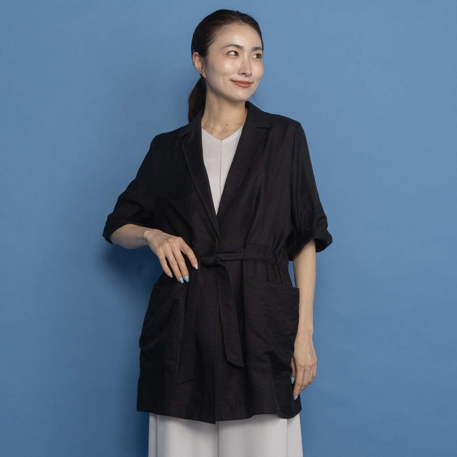 ヤエアジュテ テーラードカラーを カジュアルモードで装う ハーフスリーブジャケット