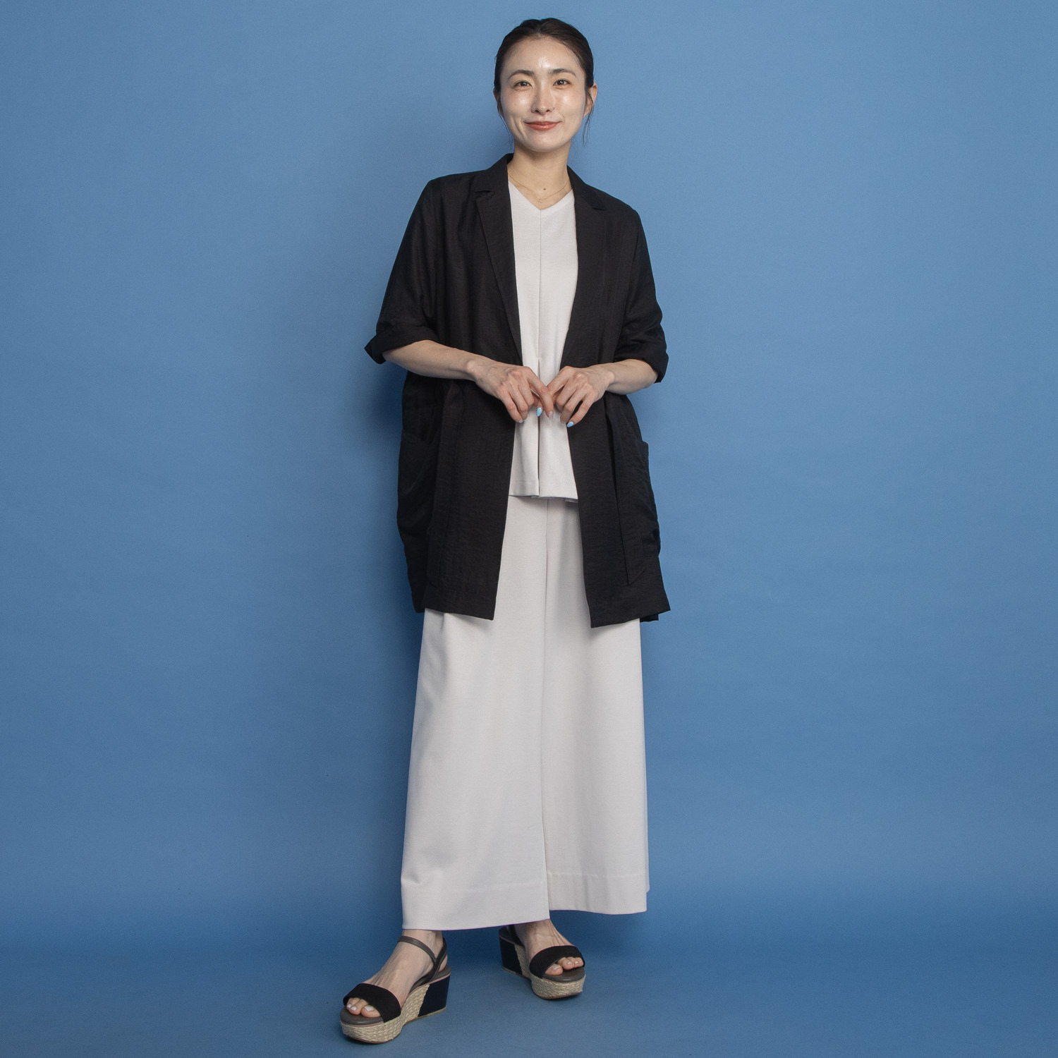 ヤエアジュテ テーラードカラーを カジュアルモードで装う ハーフスリーブジャケット