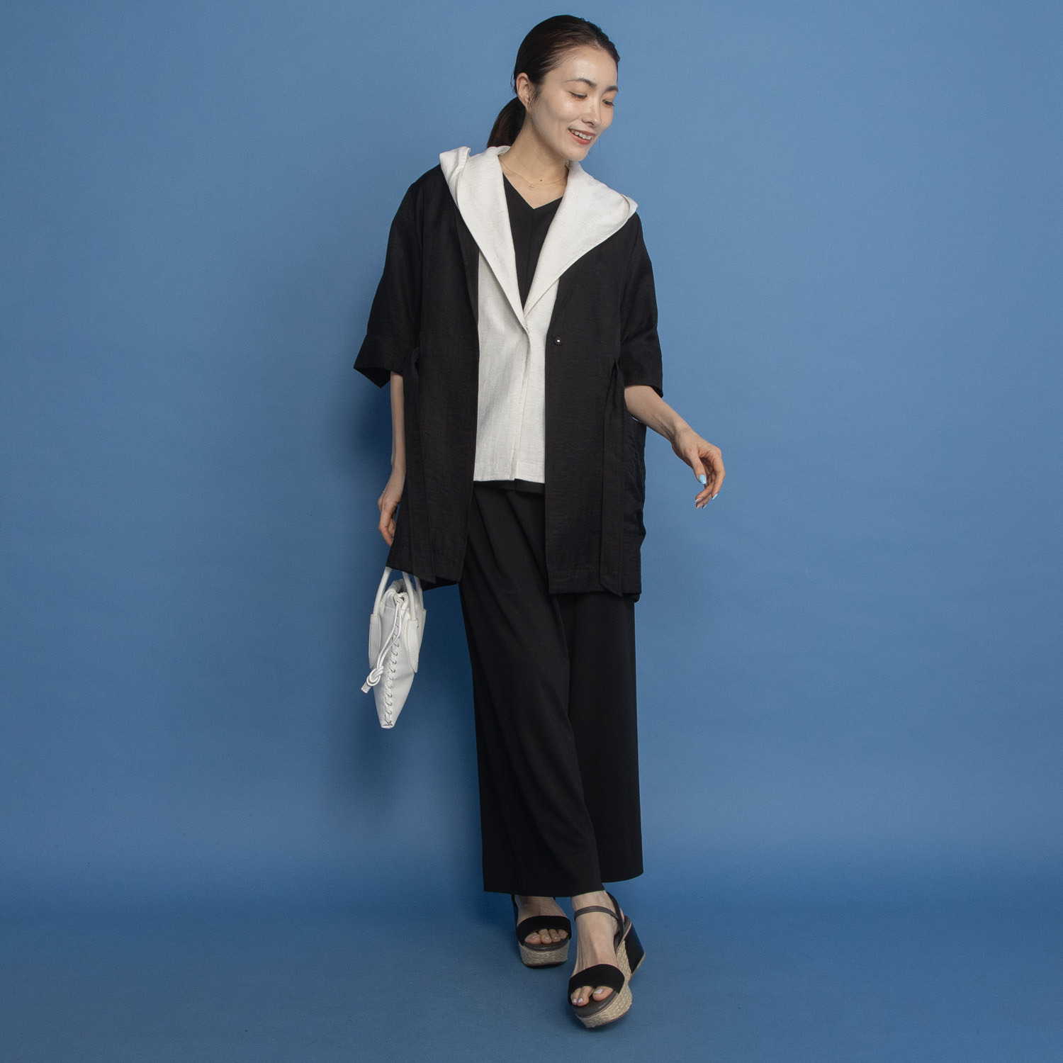 ヤエアジュテ テーラードカラーを カジュアルモードで装う ハーフスリーブジャケット