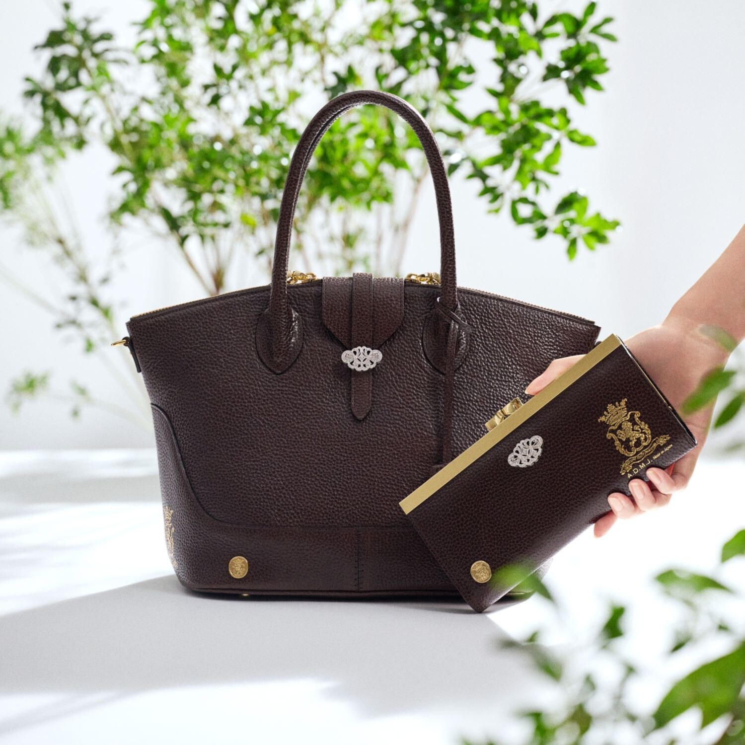 エーディーエムジェイ イタリアンレザー アールデコモティーフ ボストンバッグ