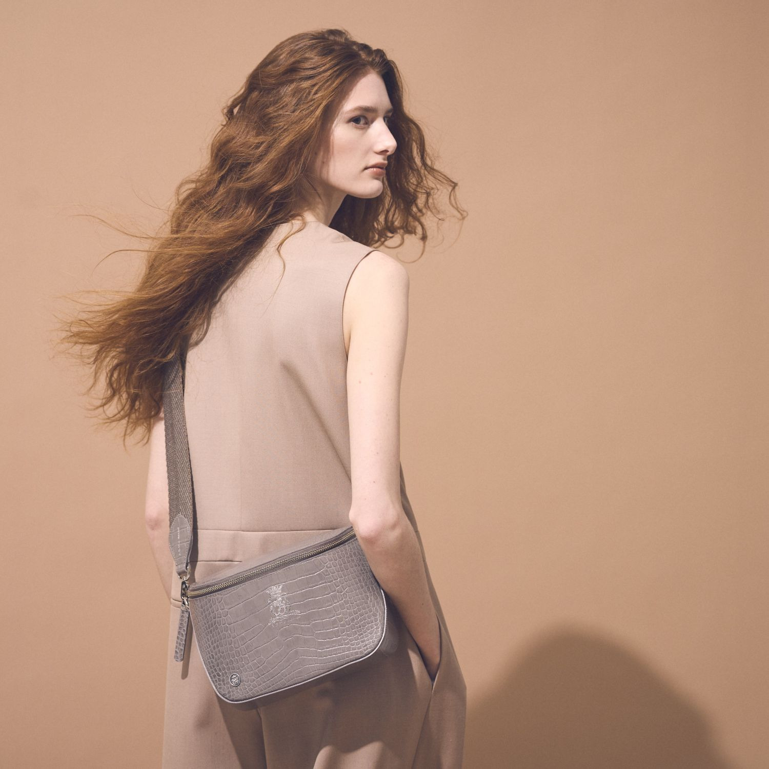 エーディーエムジェイ 牛革クロコダイル型押し ２０２６ クロスボディバッグ