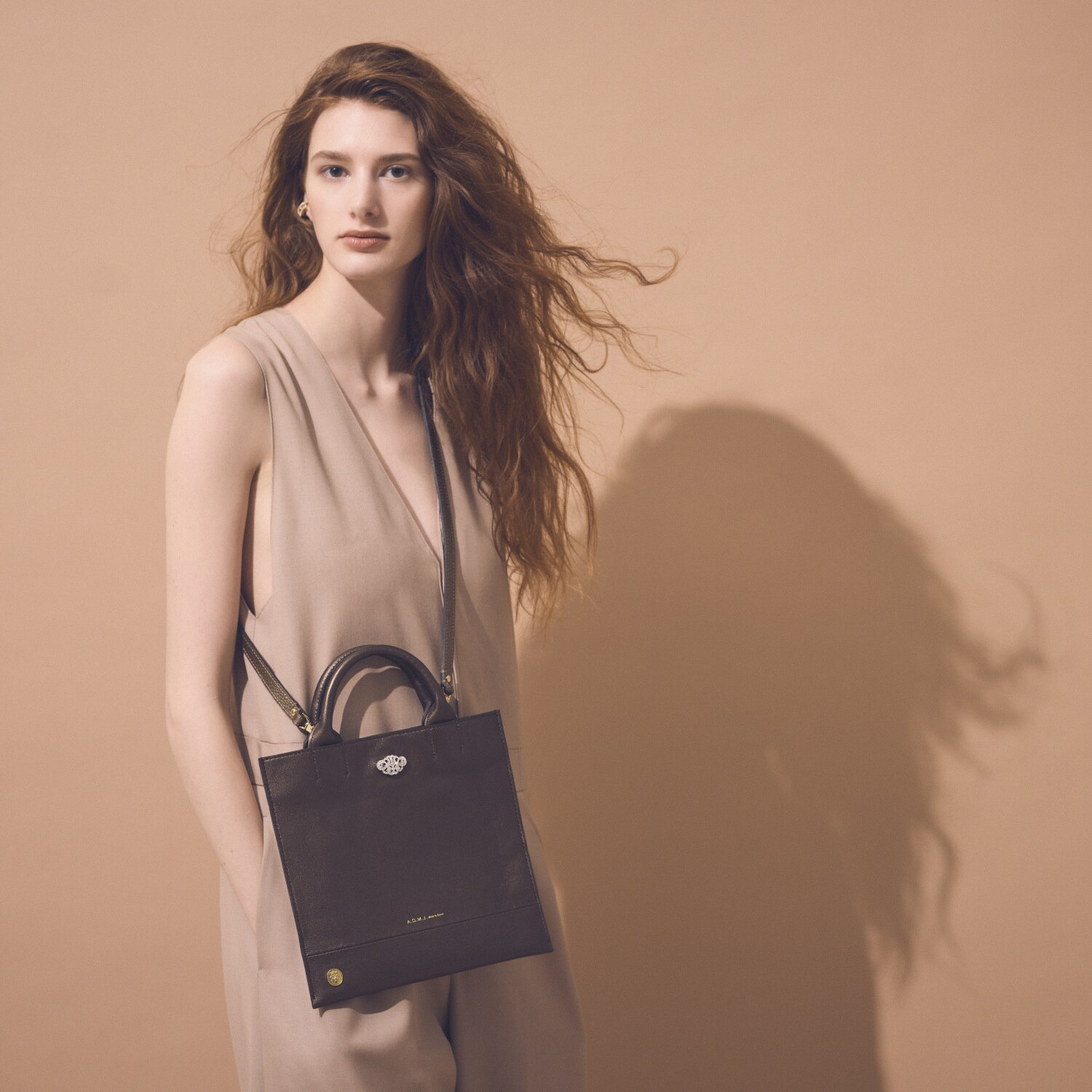 エーディーエムジェイ イタリアンナッパ アールデコモティーフ ミニショルダーバッグ