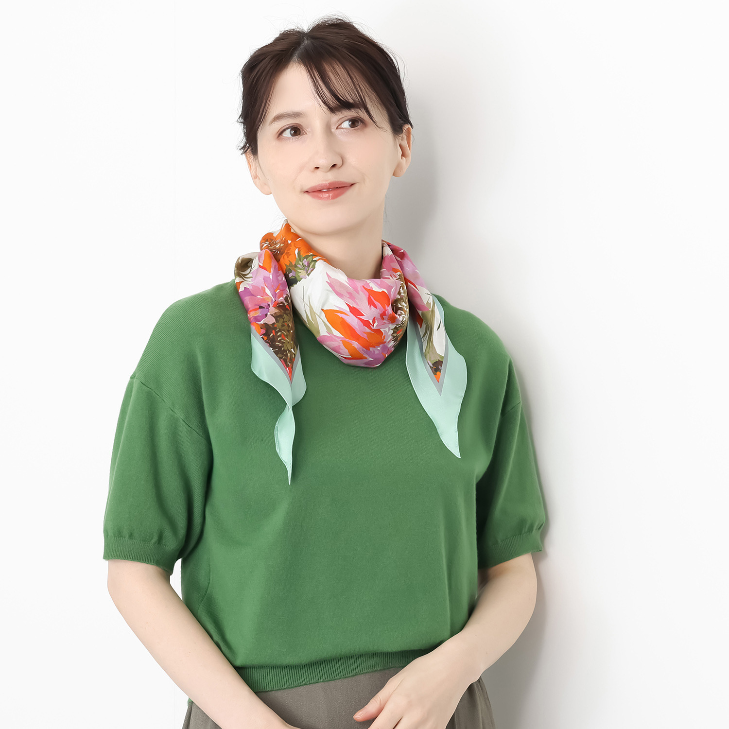 ヘ・エラ シルク１００％ 簡単・おしゃれ アレンジ幅が広がる！ 菱形スカーフ