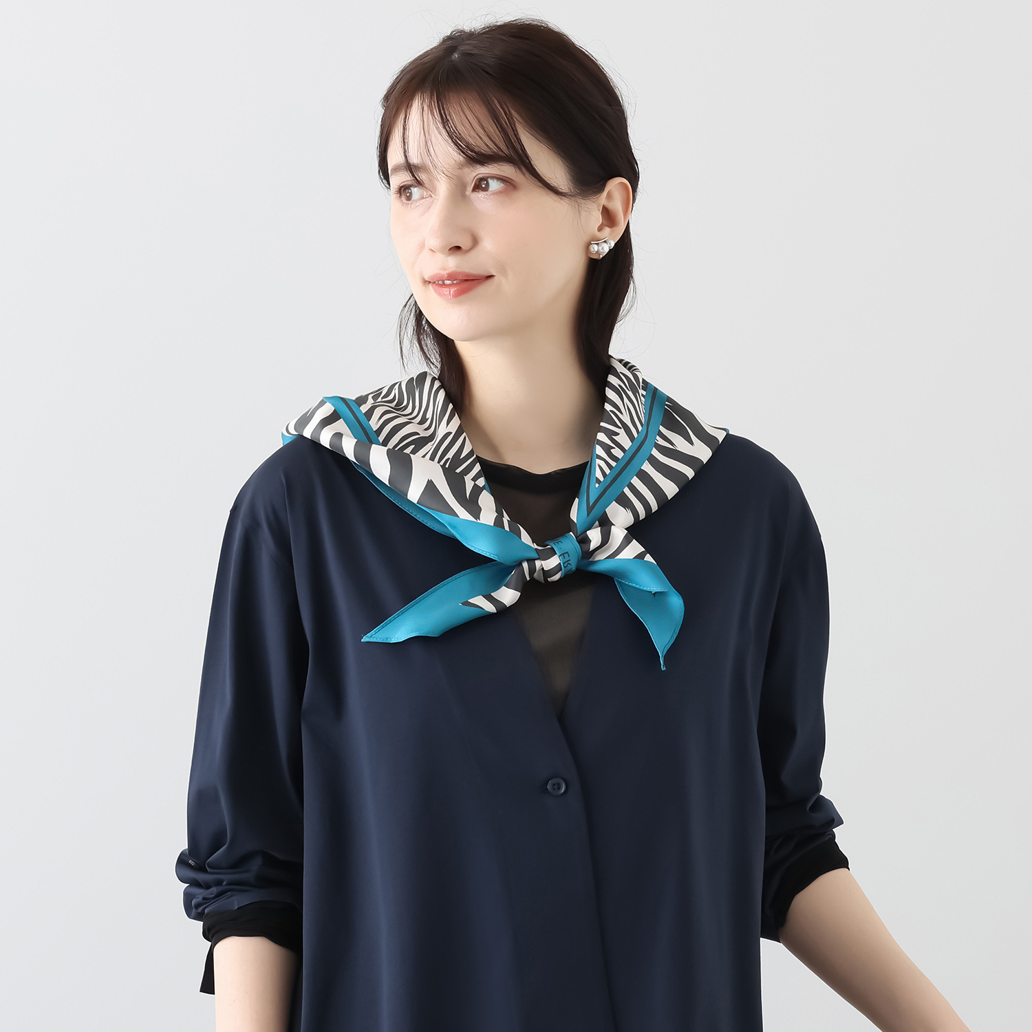 ヘ・エラ シルク１００％ 簡単・おしゃれ アレンジ幅が広がる！ 菱形スカーフ