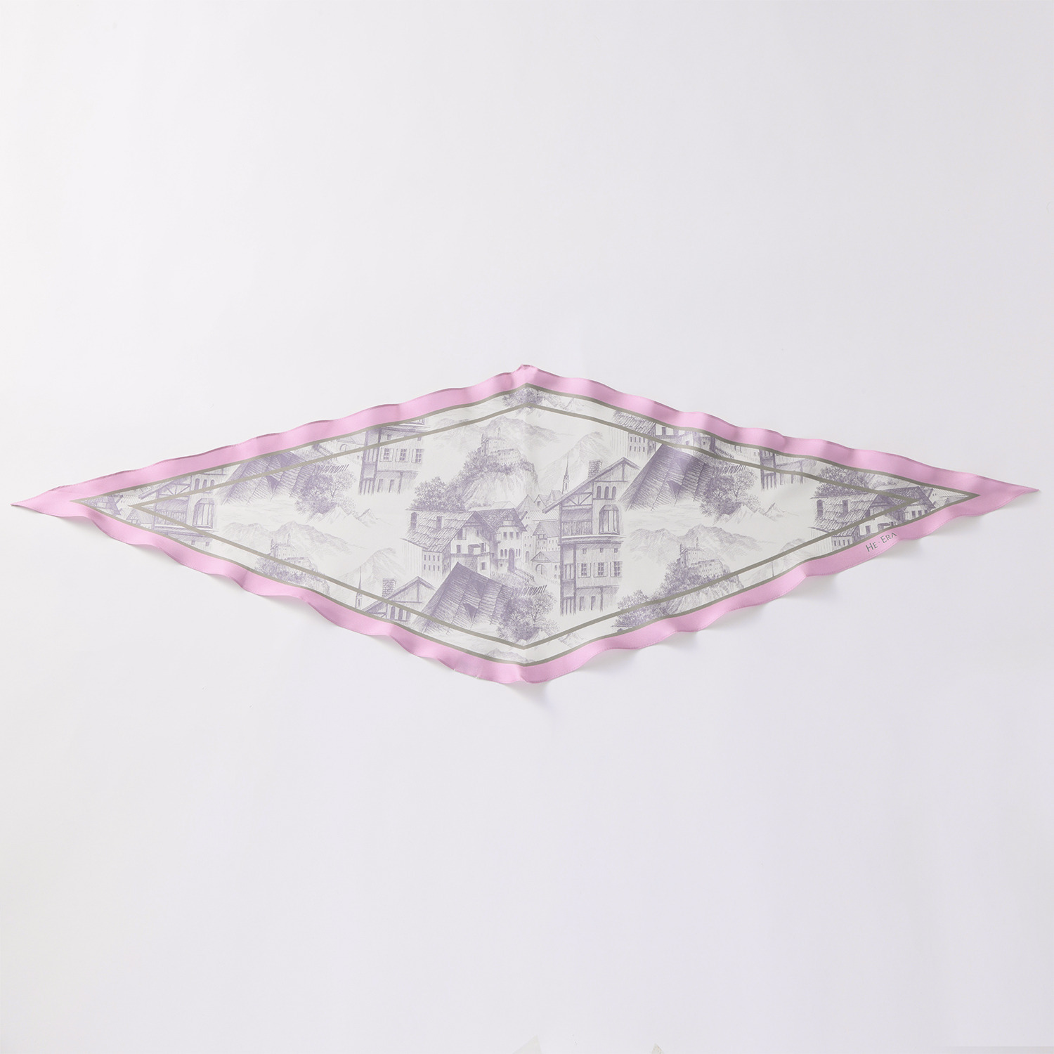 ヘ・エラ シルク１００％ 簡単・おしゃれ アレンジ幅が広がる！ 菱形スカーフ