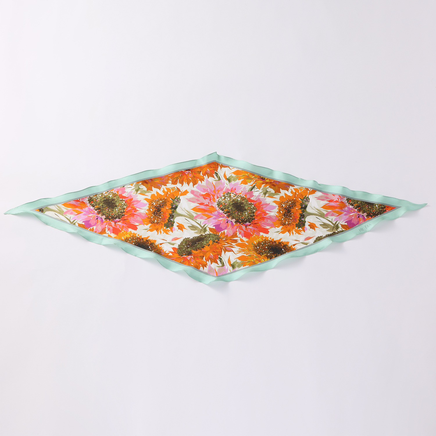 ヘ・エラ シルク１００％ 簡単・おしゃれ アレンジ幅が広がる！ 菱形スカーフ