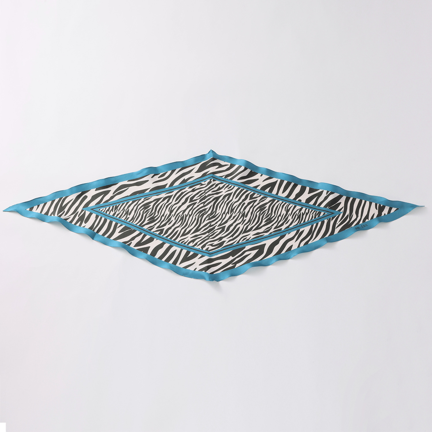 ヘ・エラ シルク１００％ 簡単・おしゃれ アレンジ幅が広がる！ 菱形スカーフ