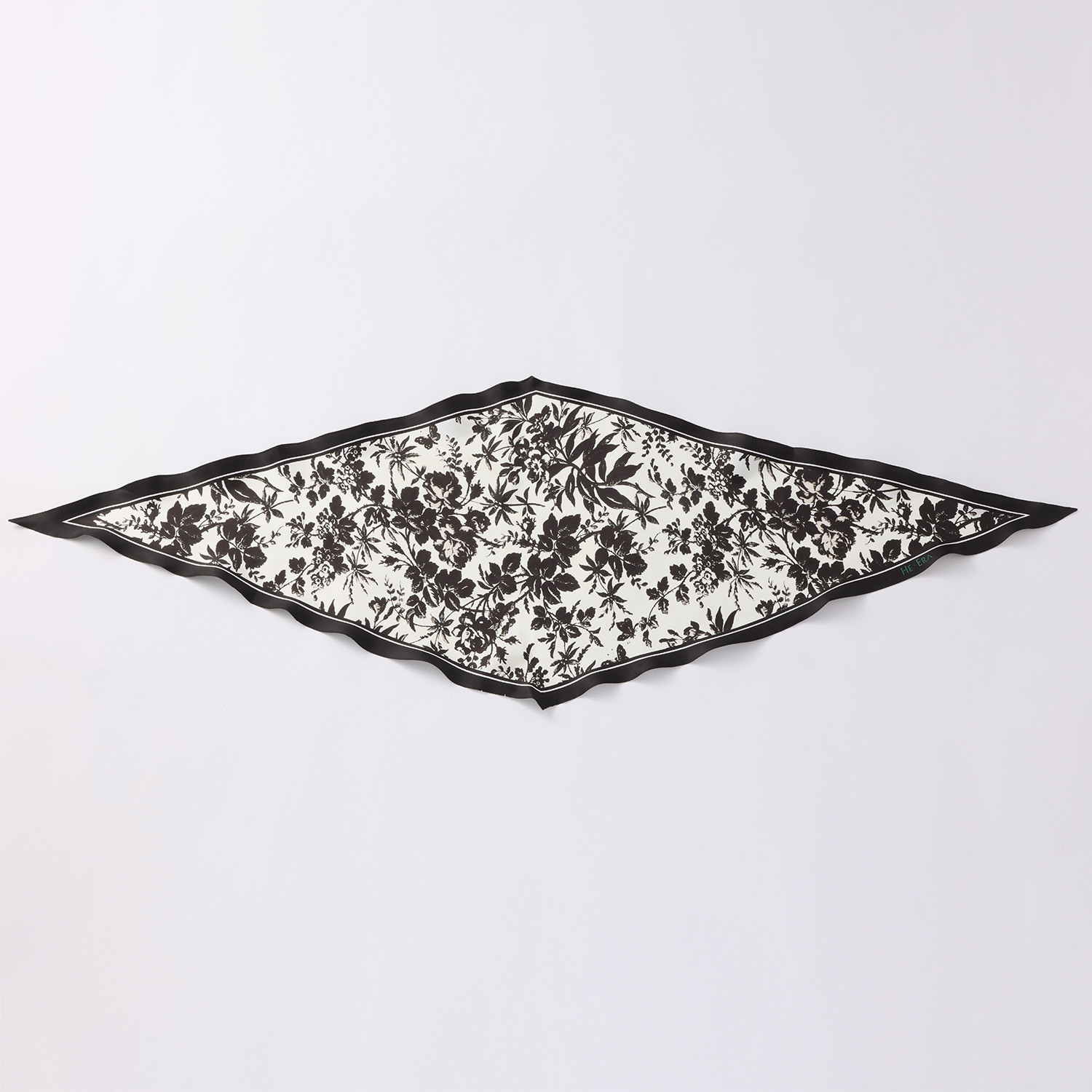 ヘ・エラ シルク１００％ 簡単・おしゃれ アレンジ幅が広がる！ 菱形スカーフ