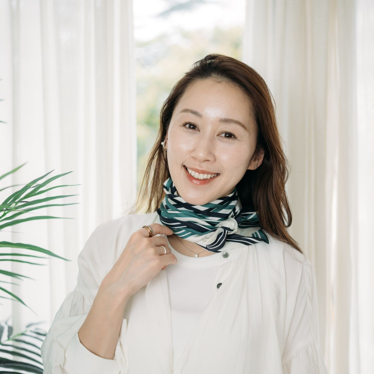 ヘ・エラ シルク１００％ 簡単・おしゃれ アレンジ幅が広がる！ 菱形スカーフ