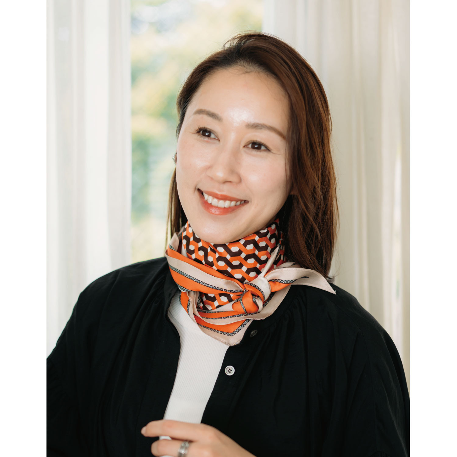 ヘ・エラ シルク１００％ 簡単・おしゃれ アレンジ幅が広がる！ 菱形スカーフ