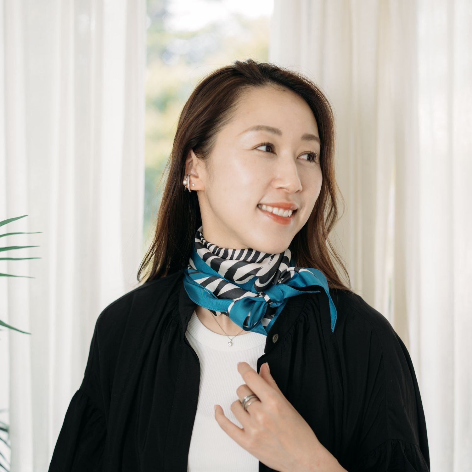 ヘ・エラ シルク１００％ 簡単・おしゃれ アレンジ幅が広がる！ 菱形スカーフ