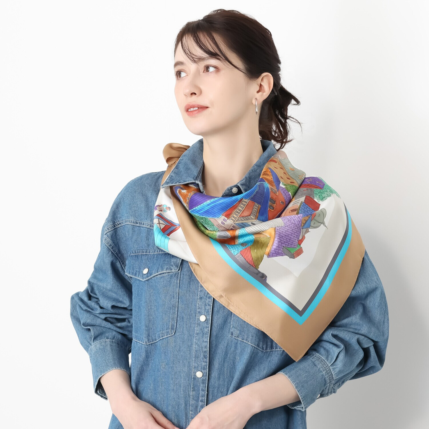 ヘ・エラ シルク１００％ 彩りがあなたを包む スクエア大判スカーフ